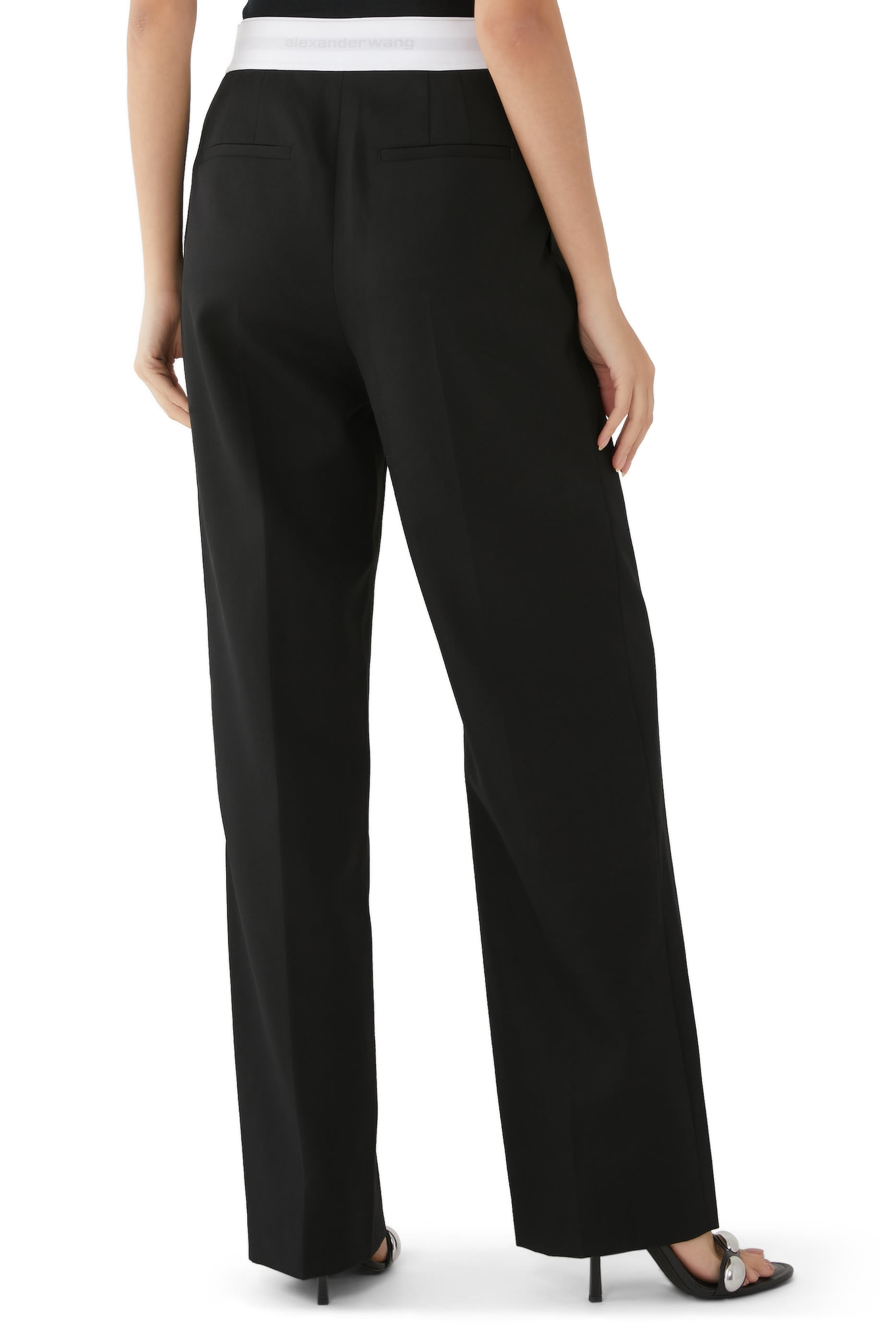 بنطال بقصة ساق مستقيمة بخصر بشعار الماركة