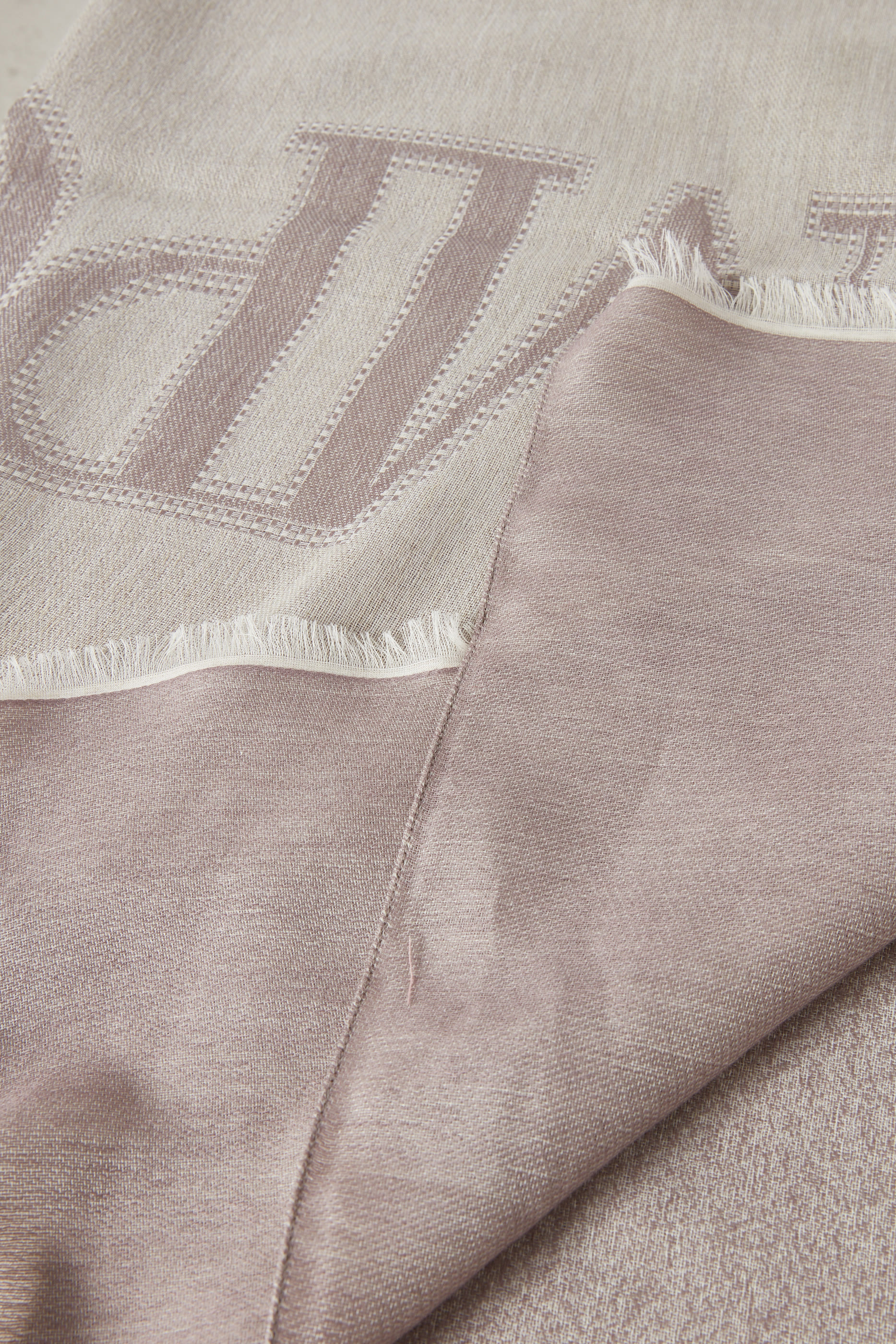 وشاح بنقشة شعار الماركة بحجم كبير