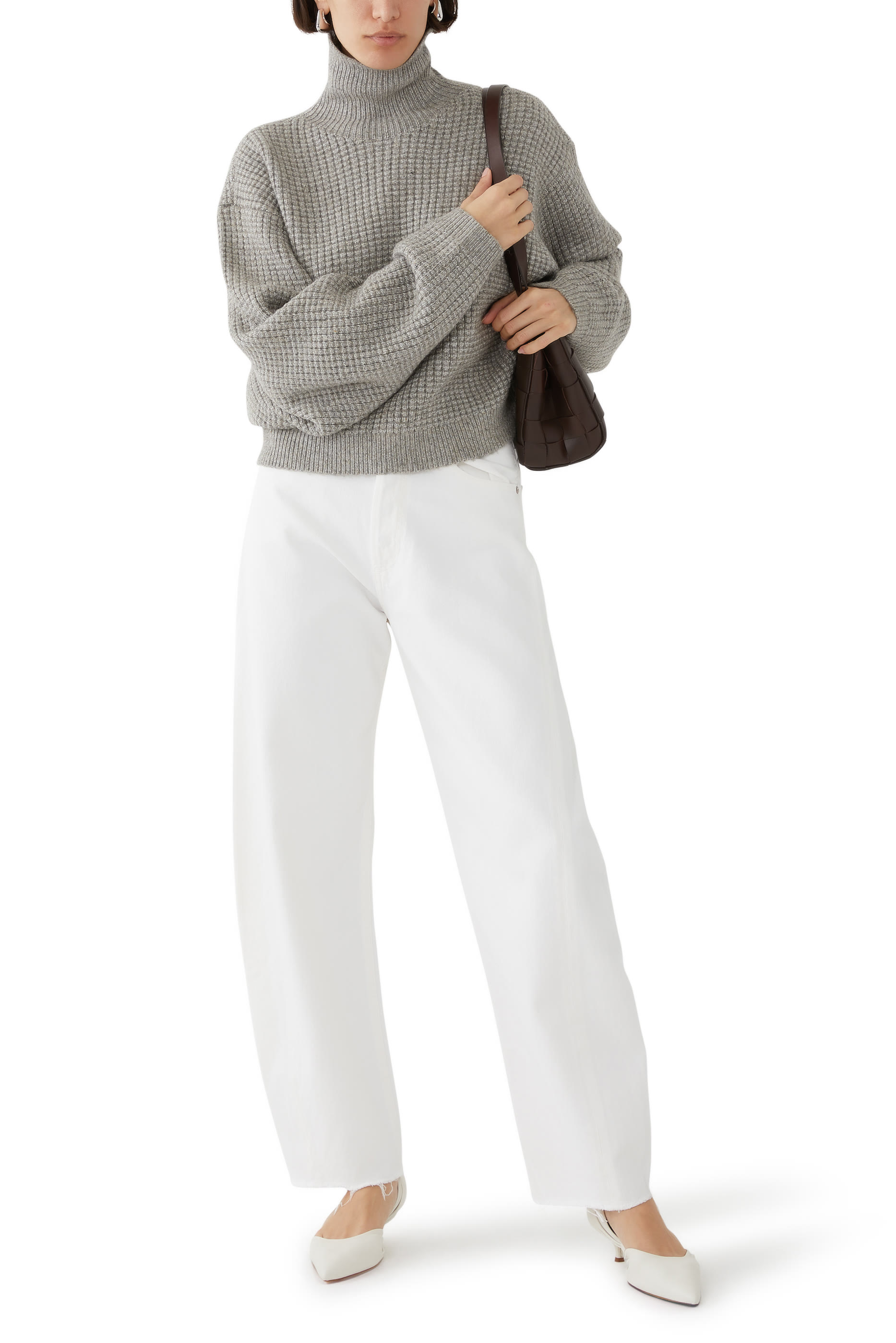 كنزة هيفي وفل قصيرة بياقة عالية