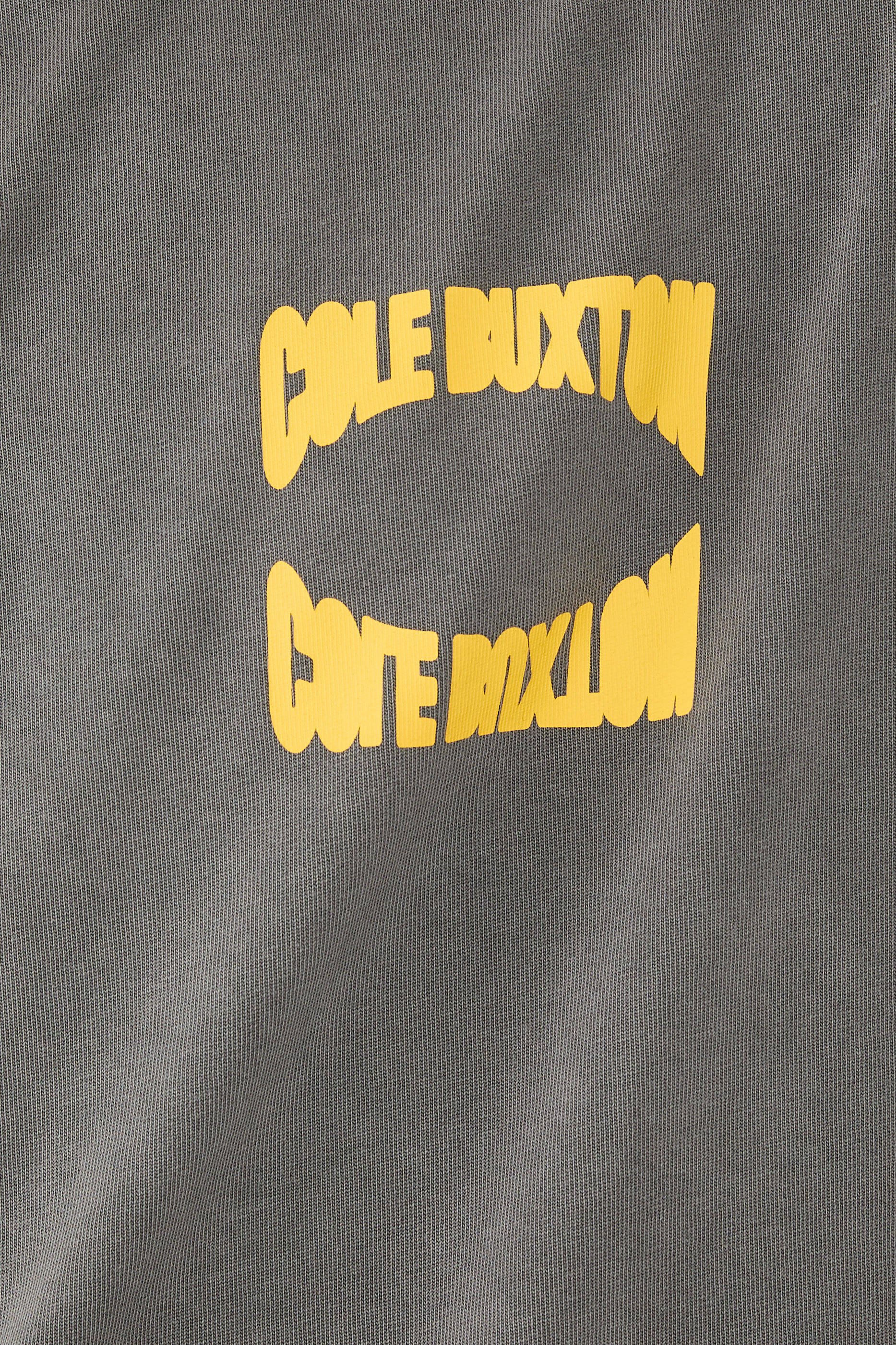 تيشيرت بشعار الماركة عاكس