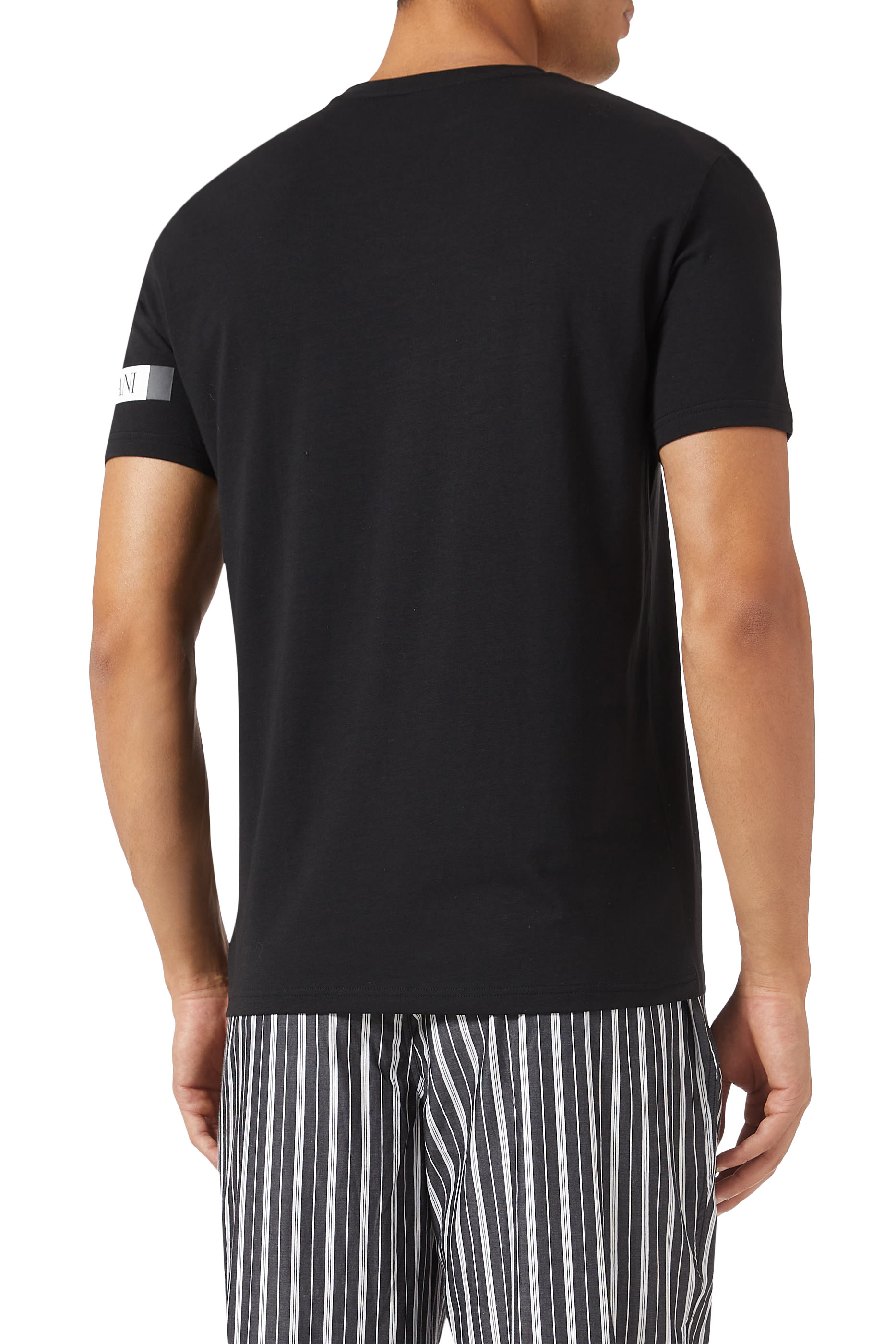 تيشيرت بياقة ضيقة