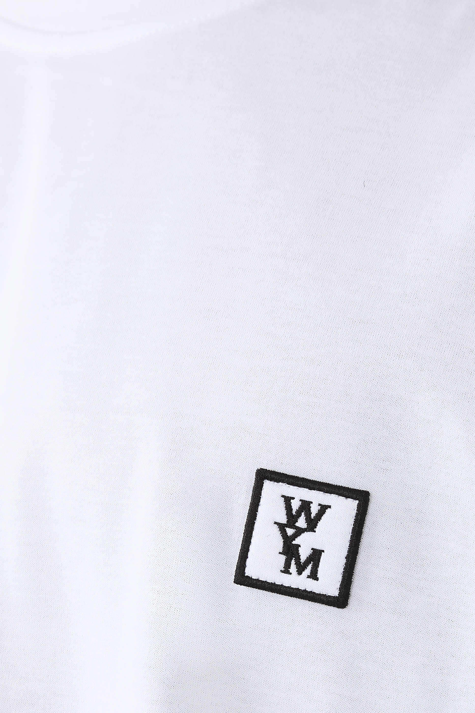 تيشيرت بشعار الماركة على الظهر قطن