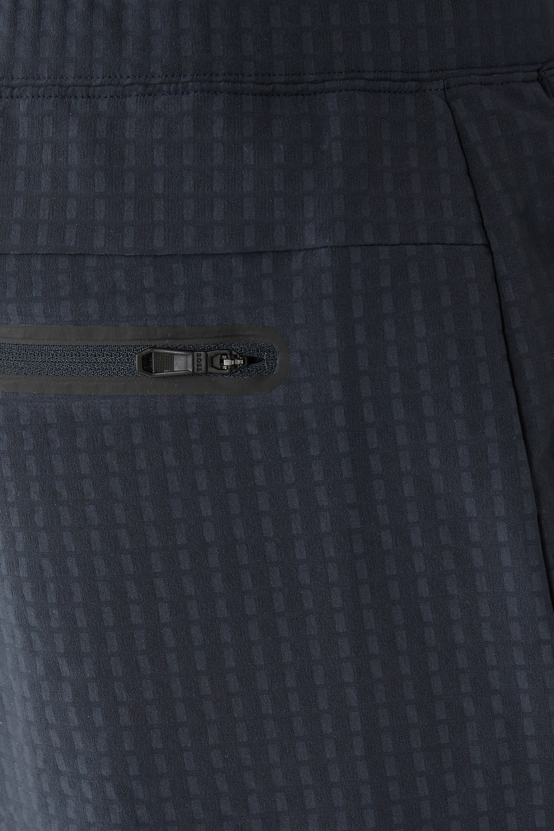 بنطال بقصة تضيق باتجاه الأسفل