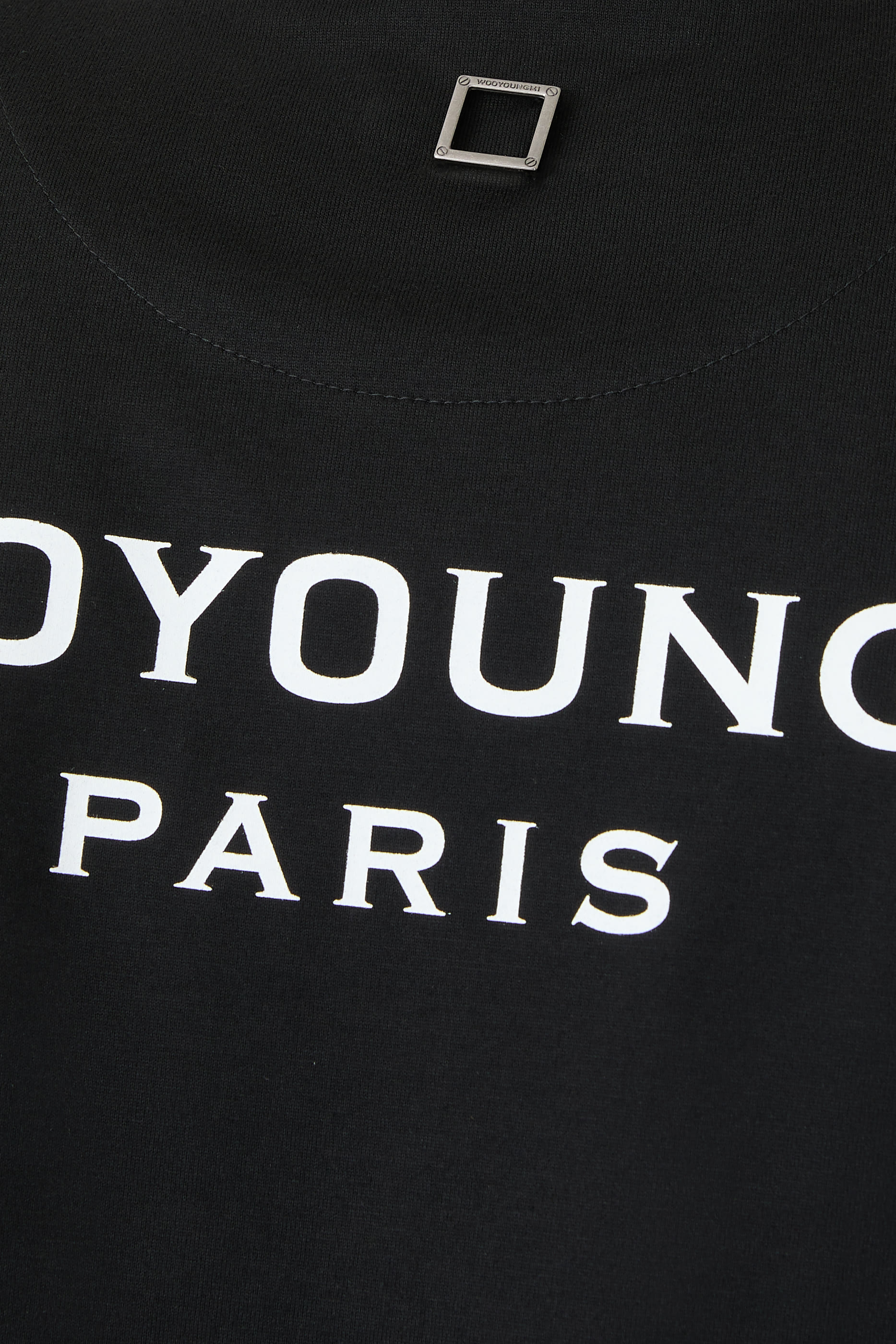 تيشيرت بشعار الماركة على الظهر قطن