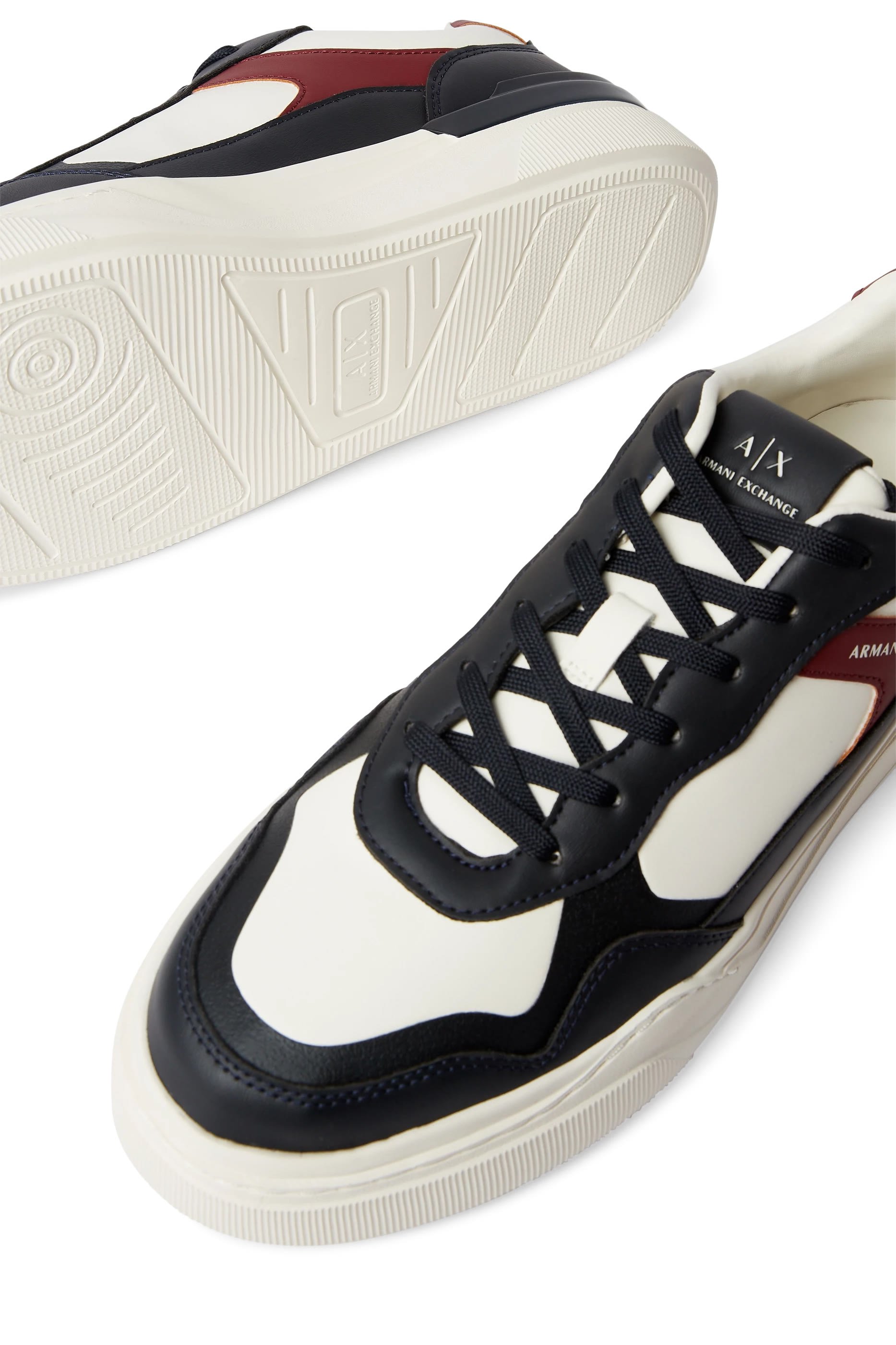 سنيكرز مزين بحياكة جلد صديق للبيئة