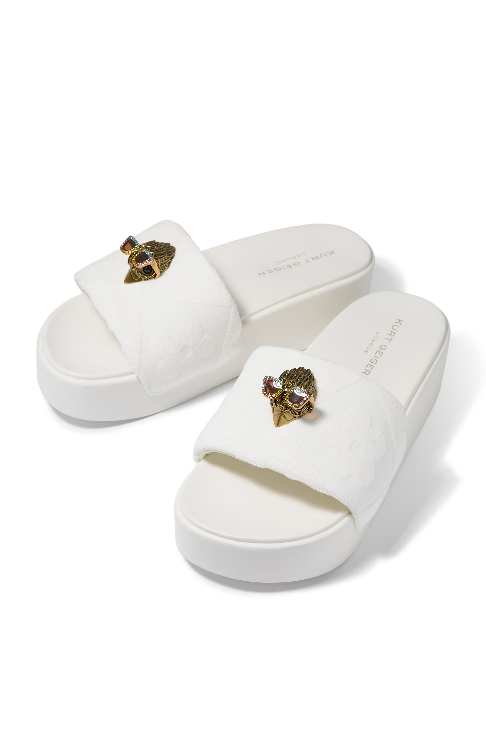 صندل مينا بنعل عريض بشعار النسر