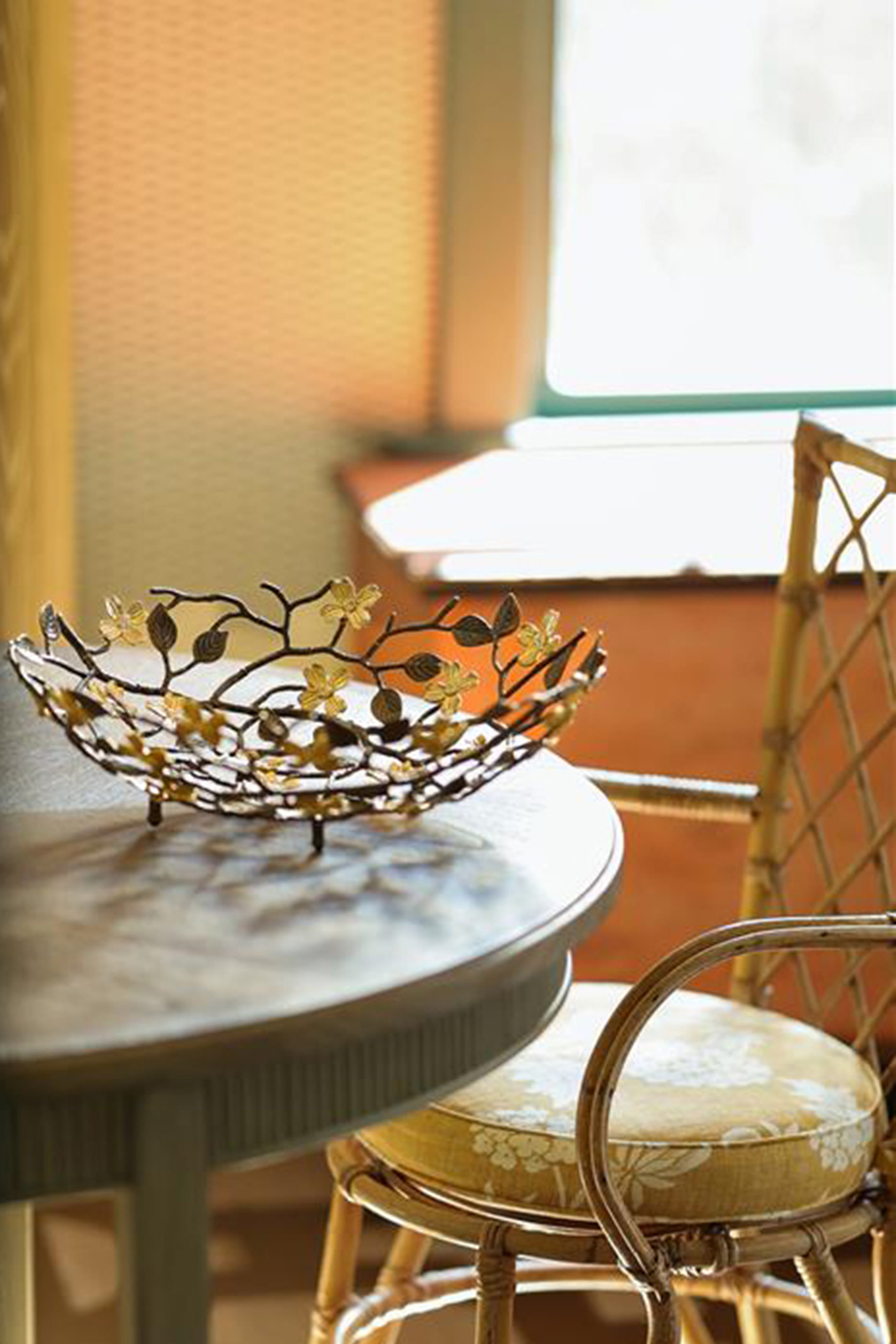 قطعة ديكور بتصميم سلة مزينة بأزهار الدوغوود