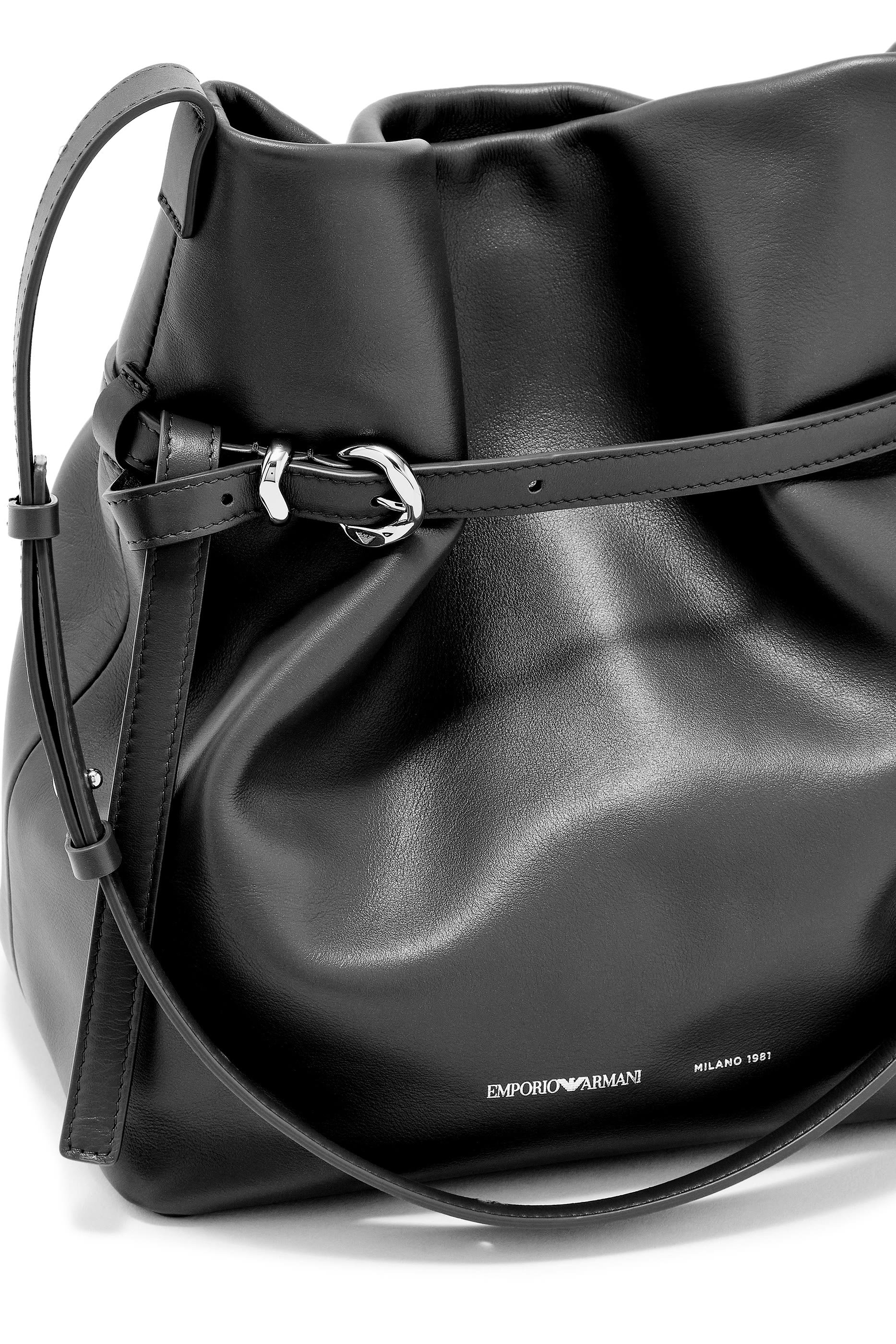 حقيبة باكيت بشعار الماركة جلد ناعم