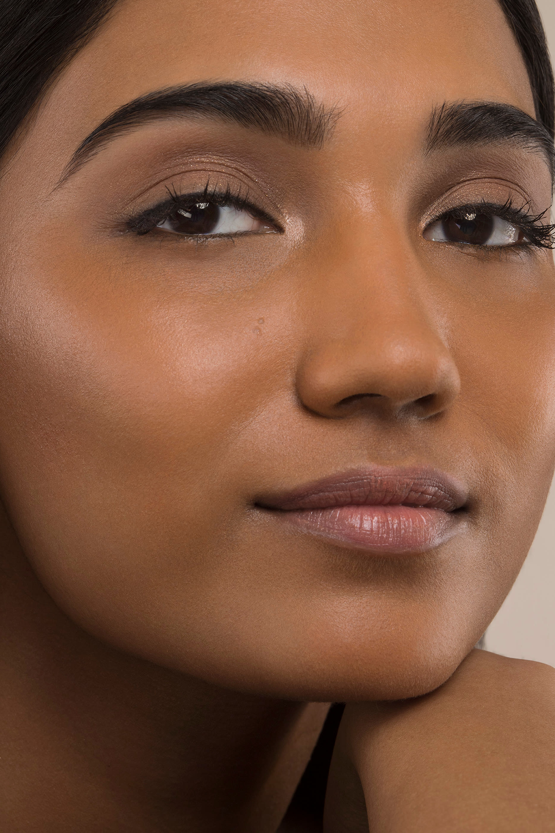 كريم أساس خفيف يدوم طويلاً