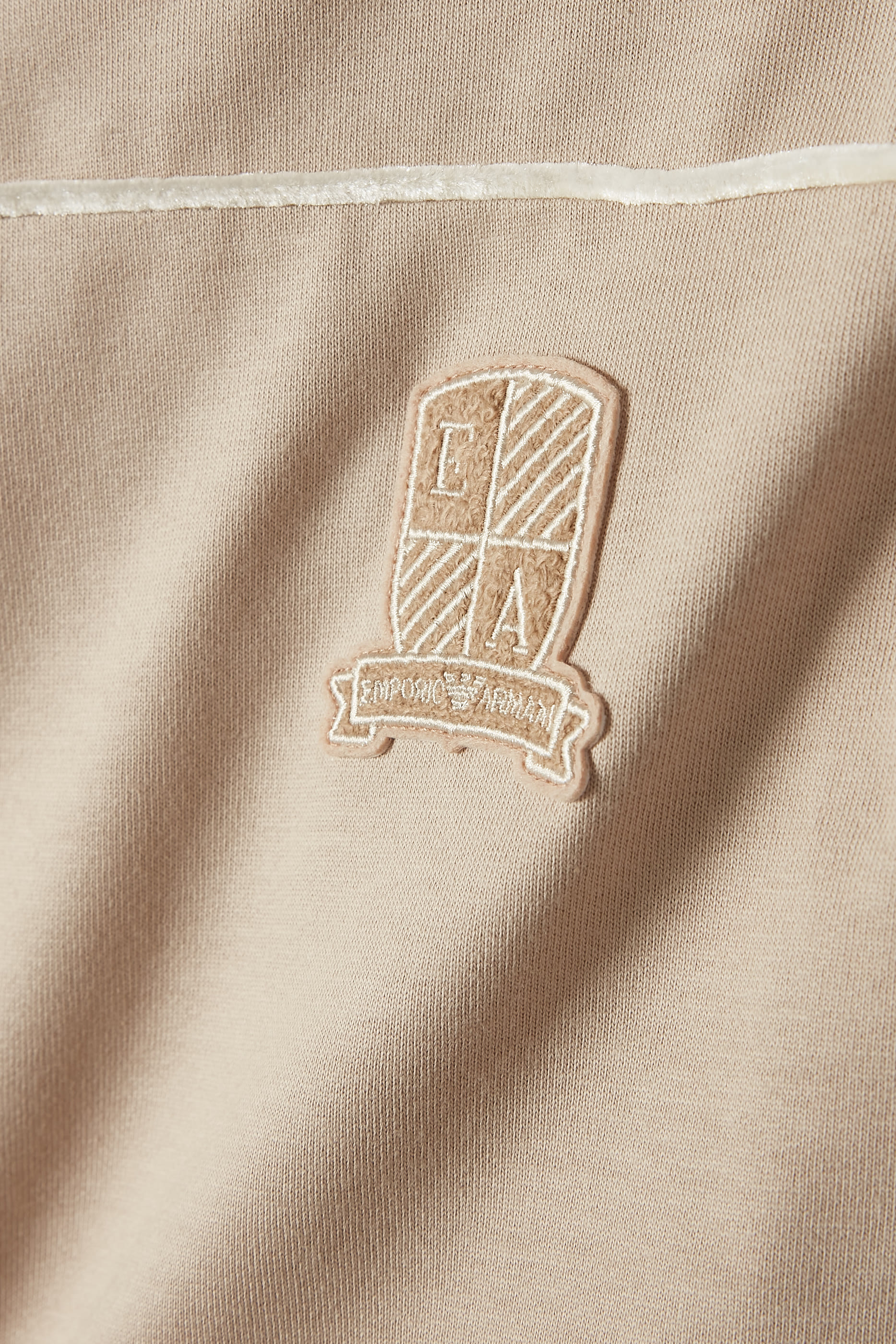 تيشيرت بشعار الماركة للأطفال