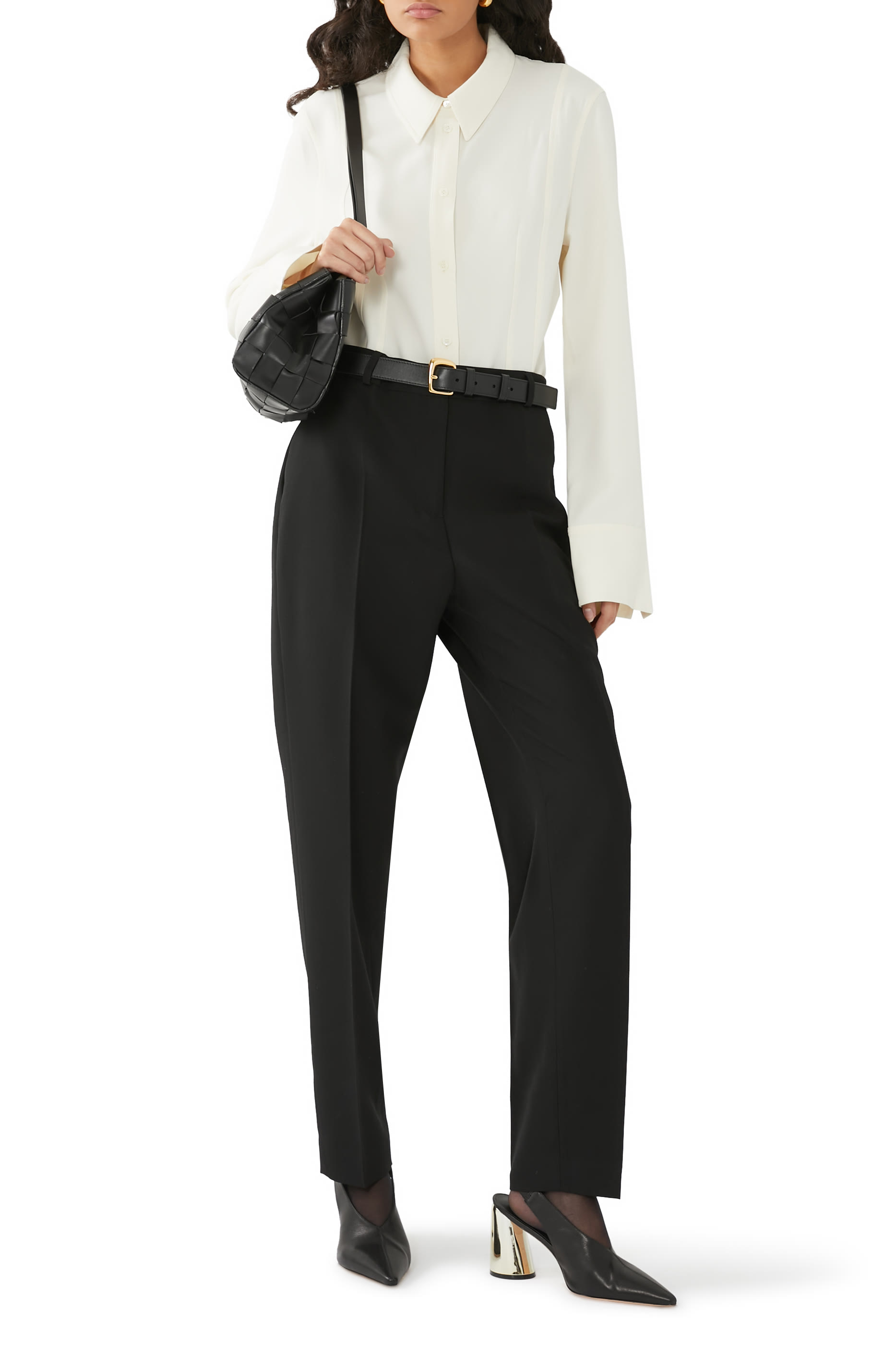 قميص بقصة ضيقة عند الخصر