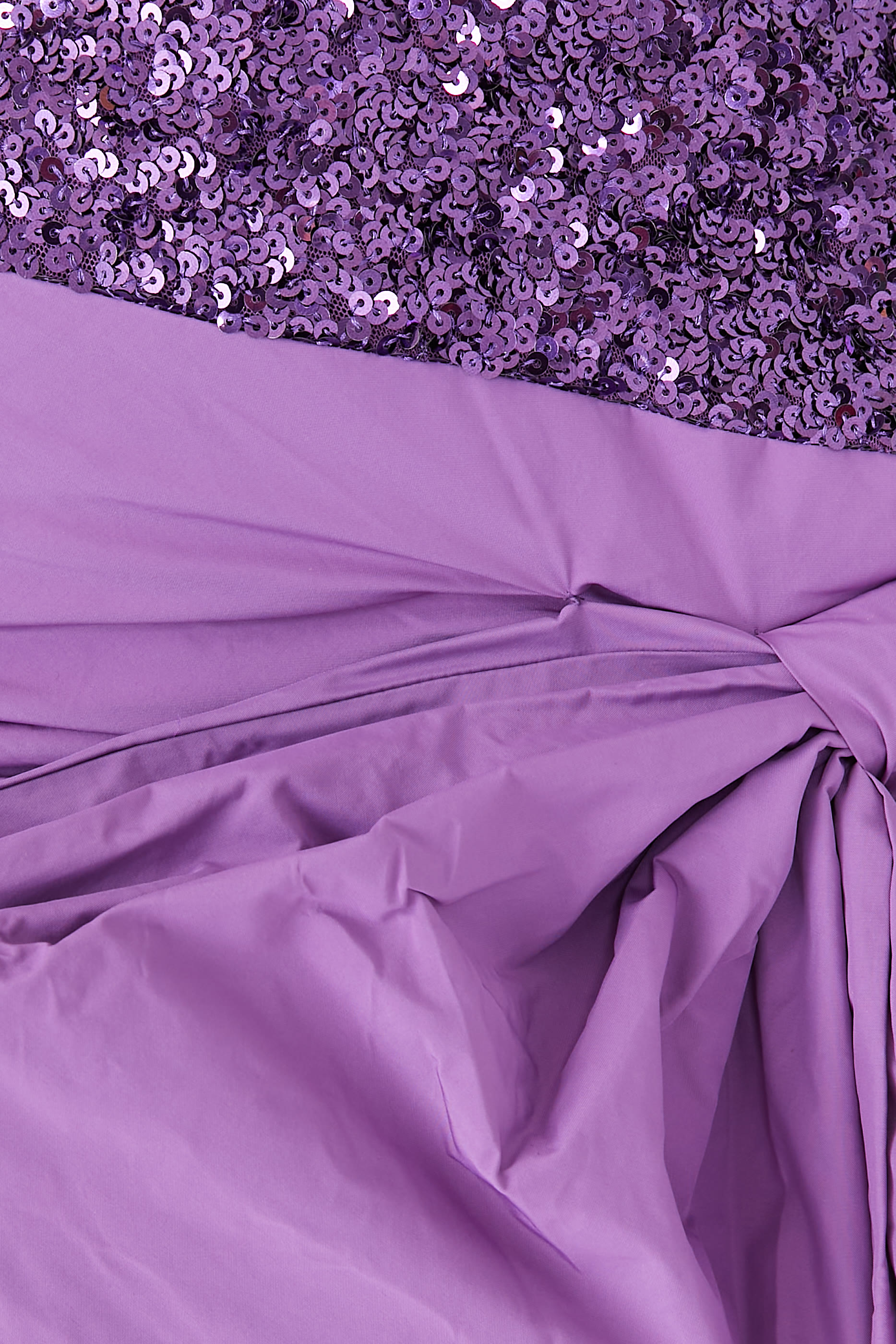 فستان قصير مزين بربطة فيونكة وترتر