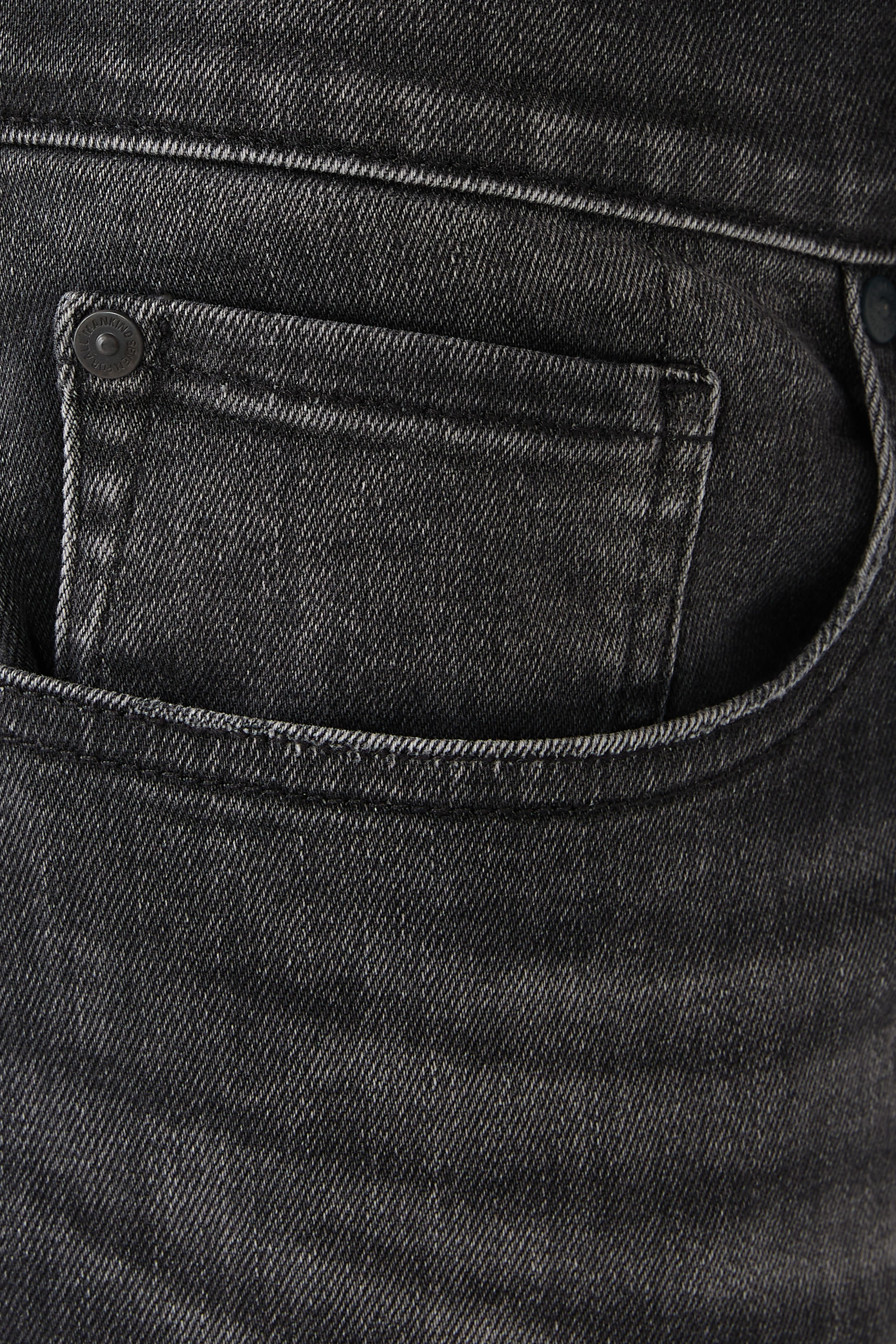 بنطال جينز بقصة ساق تضيق نحو الأسفل