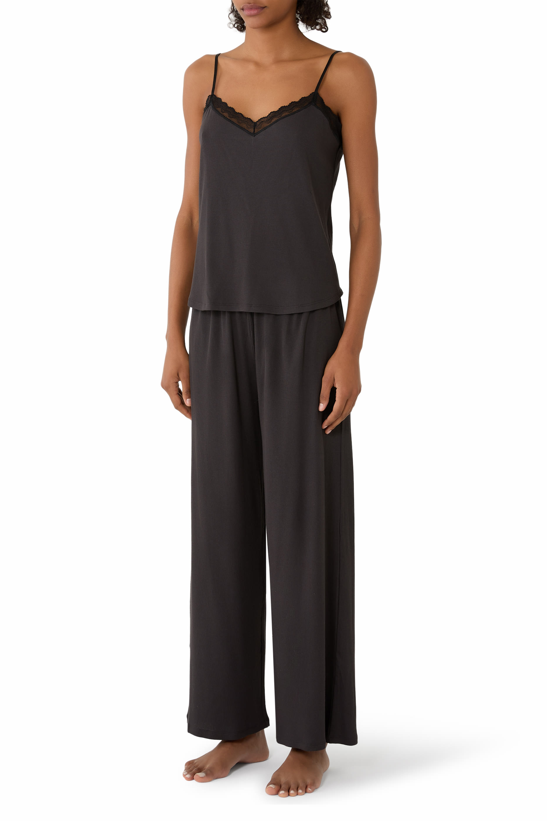 طقم بيجامة كامي مضلع بتفاصيل دانتيل جيرسيه