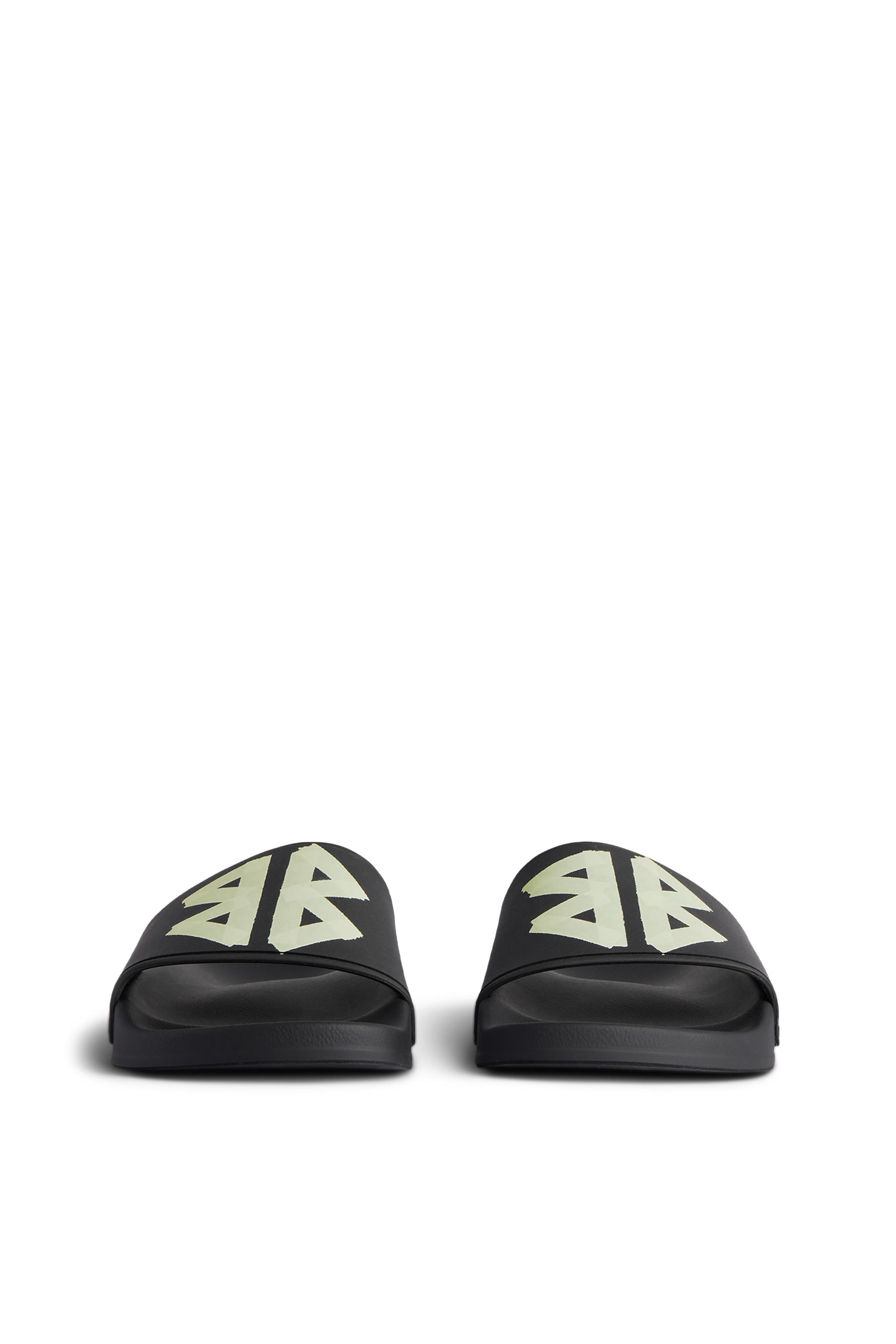 حذاء مفتوح لحمام السباحة