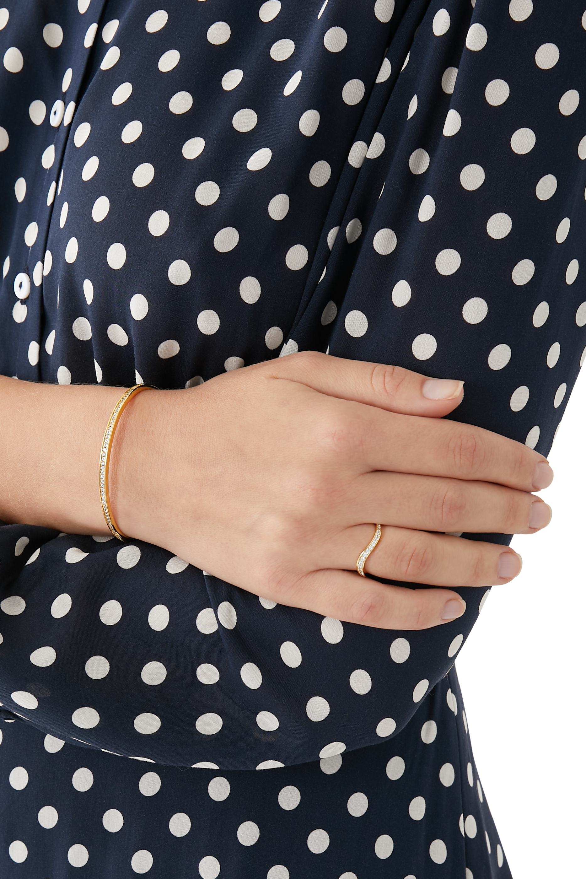 خاتم بتصميم مموج مرصع بأحجار بافيه