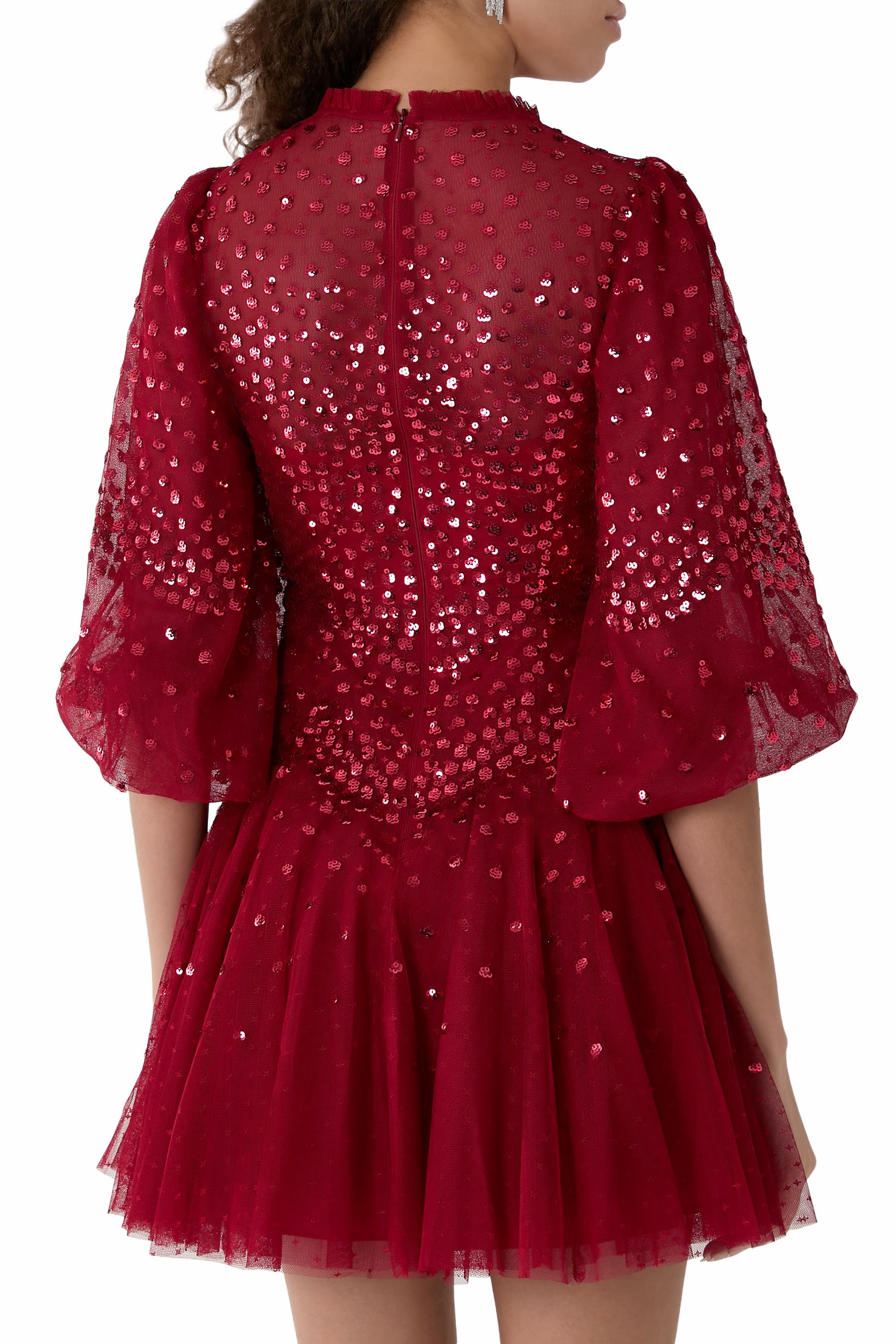 فستان قصير بياقة مستديرة صدفية وتطريزات بترتر