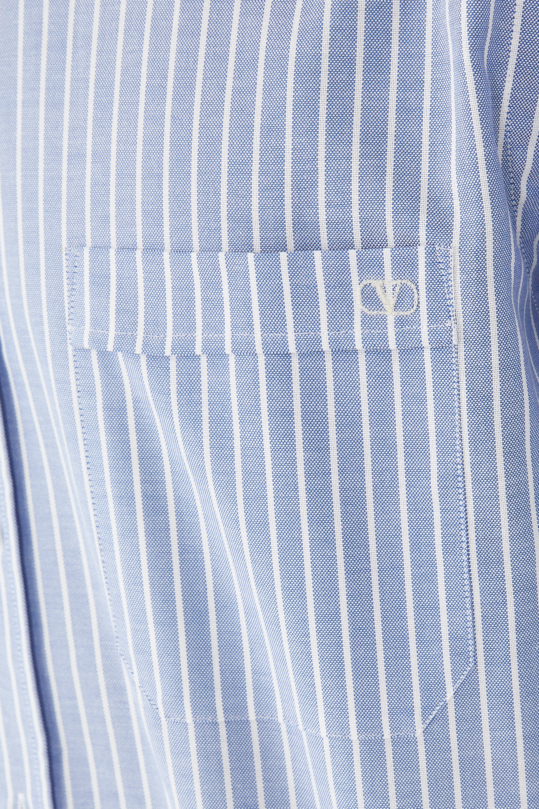 قميص بأكمام طويلة