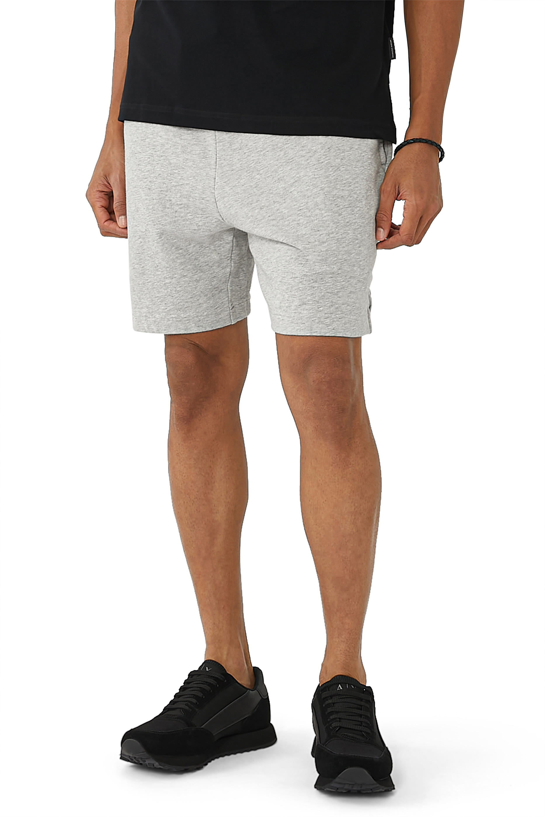 سنيكرز مزين بحروف شعار الماركة