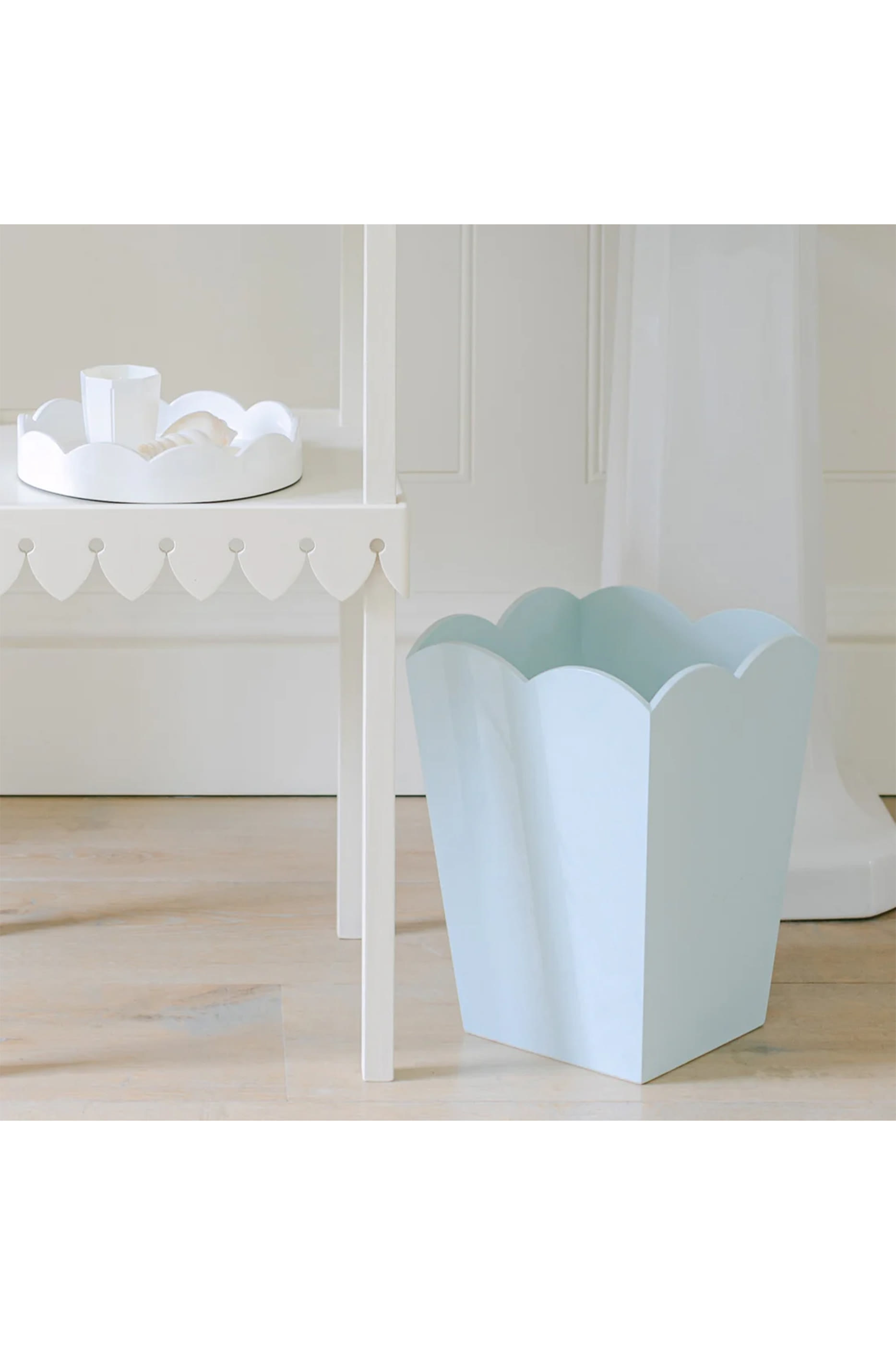 سلة مهملات بحواف صدفية