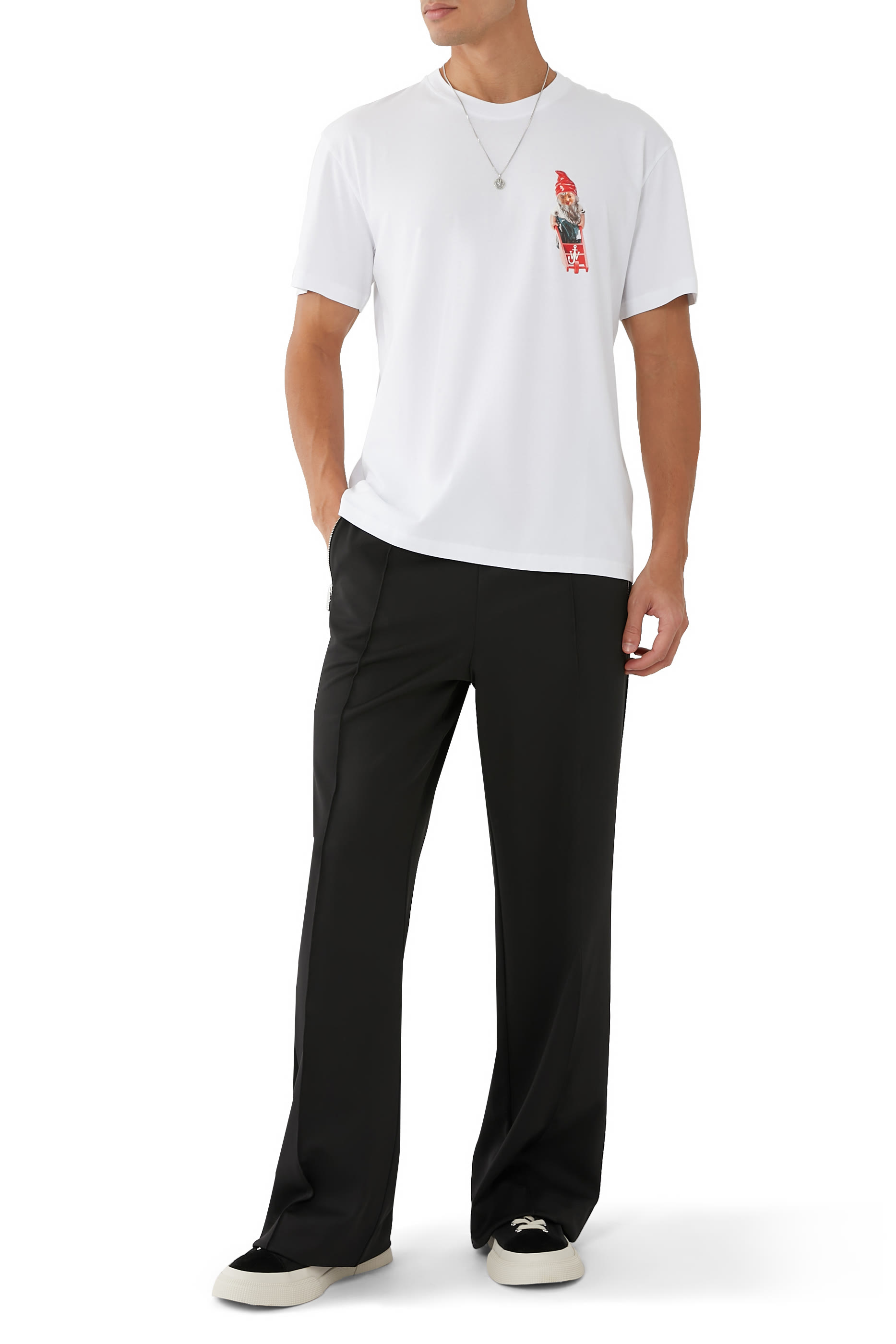 تيشيرت بطبعة قزم عند الصدر