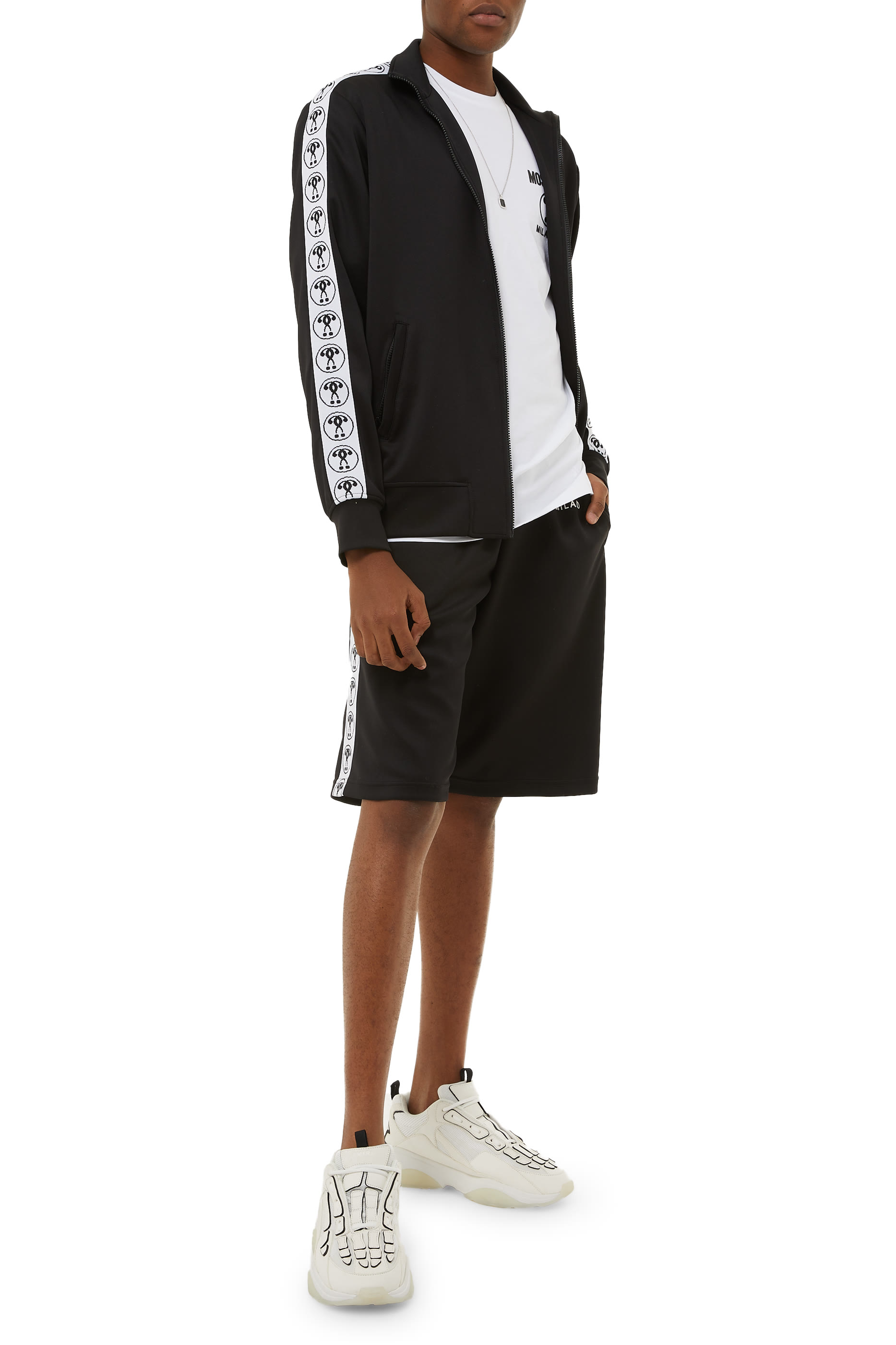 تيشيرت بياقة ضيقة وبشريط بشعار الماركة