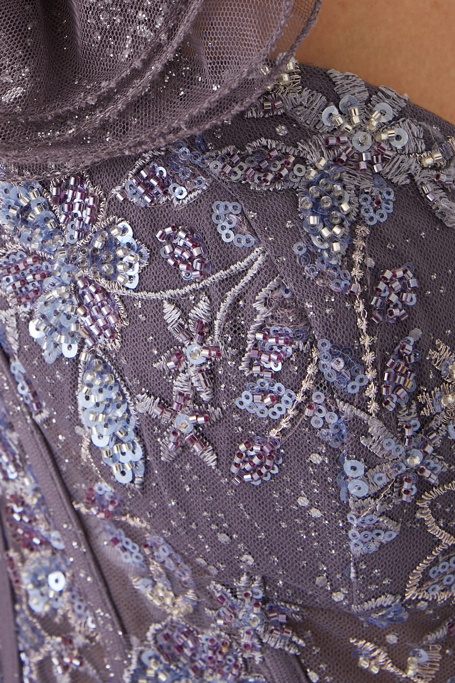 فستان سهرة بكتف مكشوف