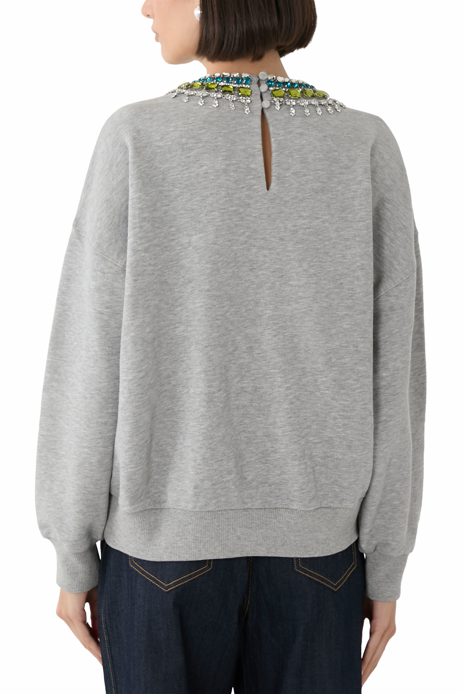 كنزة براندي مزينة بقلادات بتصميم مكدس