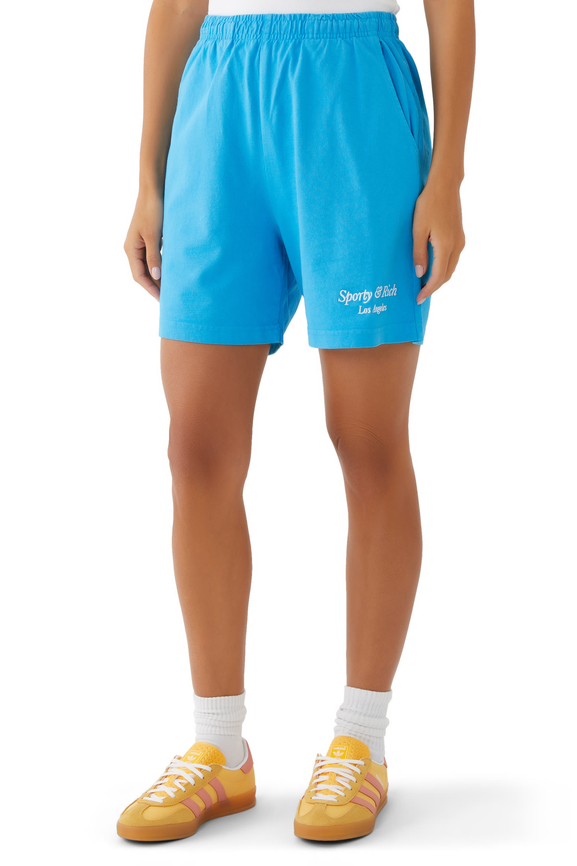 شورت رياضي مطرز بشعار الماركة بتصميم مائل