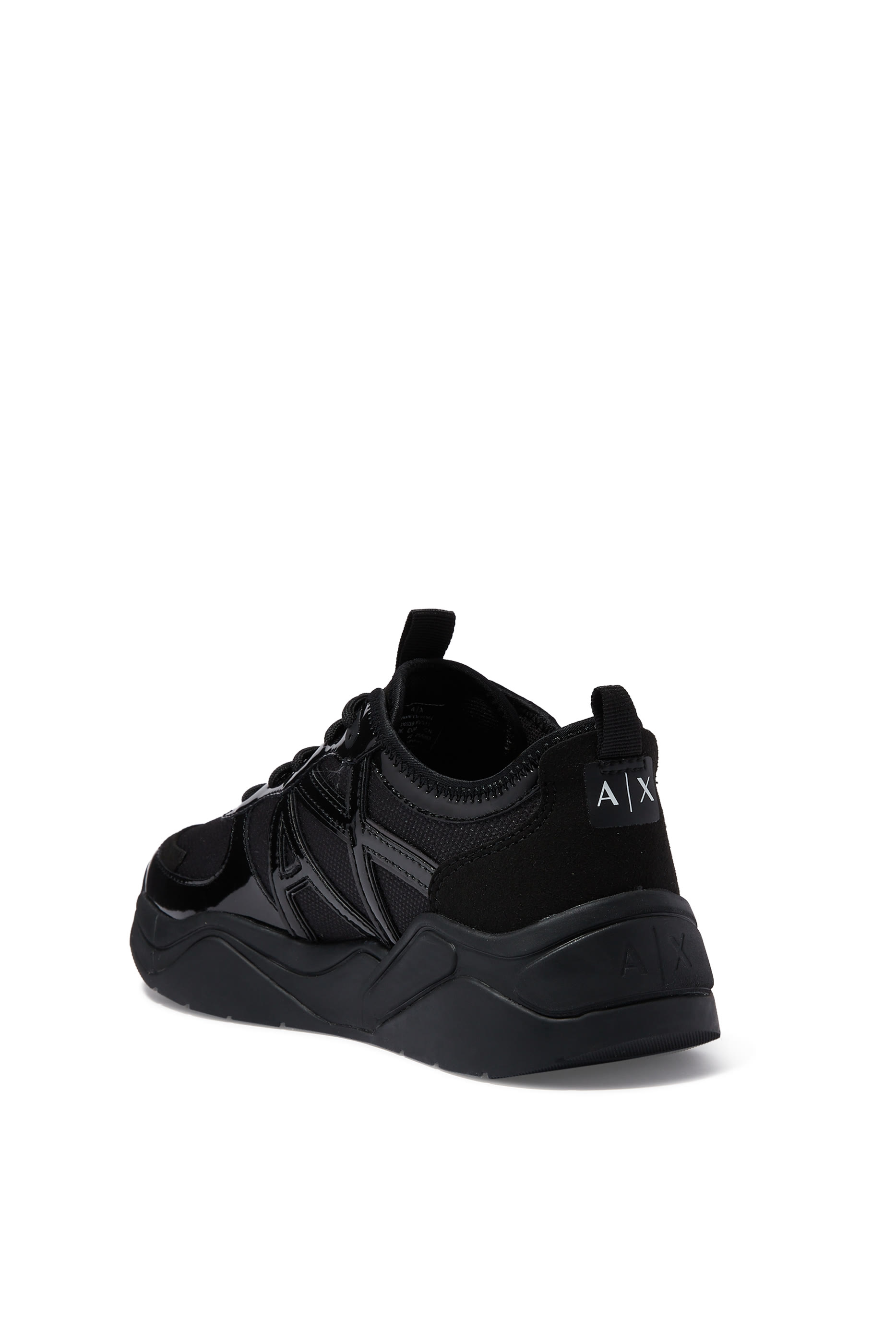 سنيكرز بنعل سميك وشعار الماركة