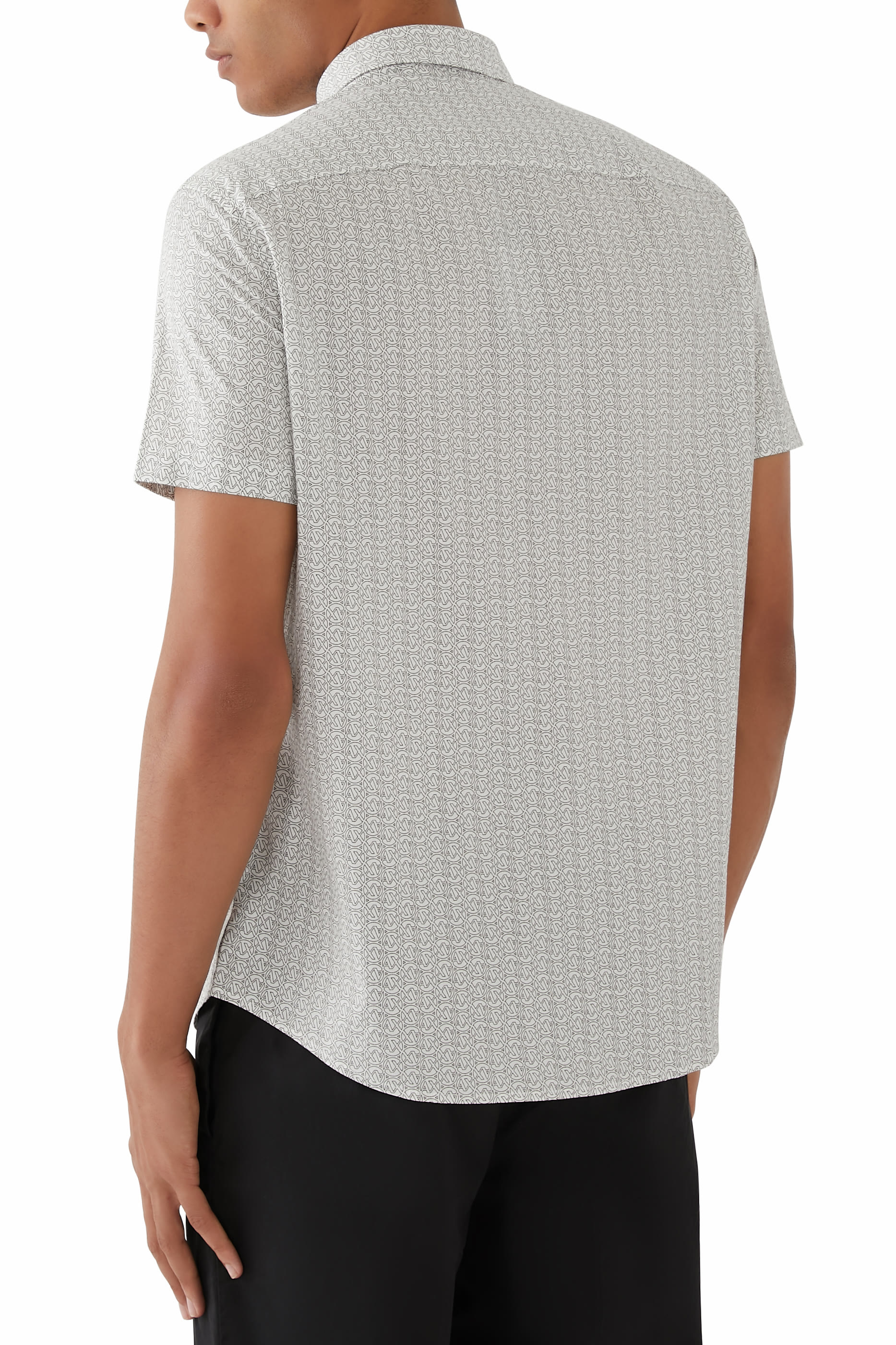 قميص بقصة ضيقة بأكمام قصيرة