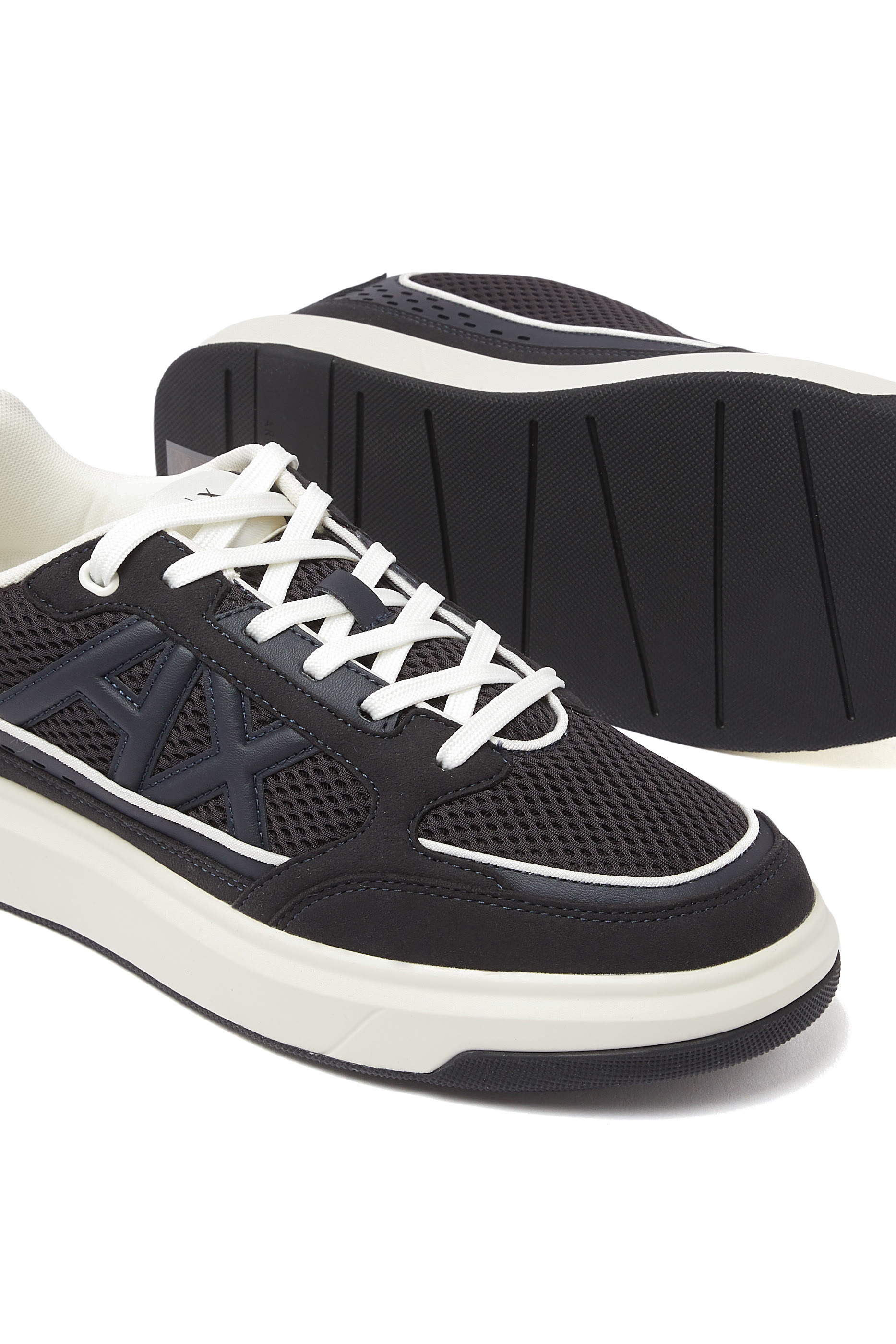 سنيكرز قماش شبكي بشعار الماركة