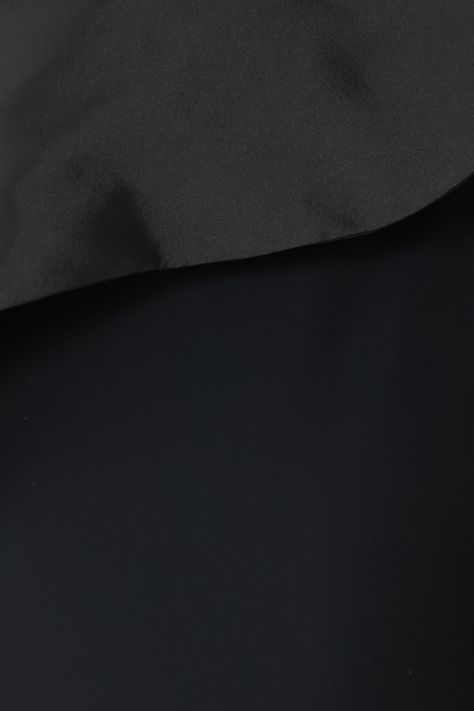 فستان سهرة بلا حمالات بأكمام كاب