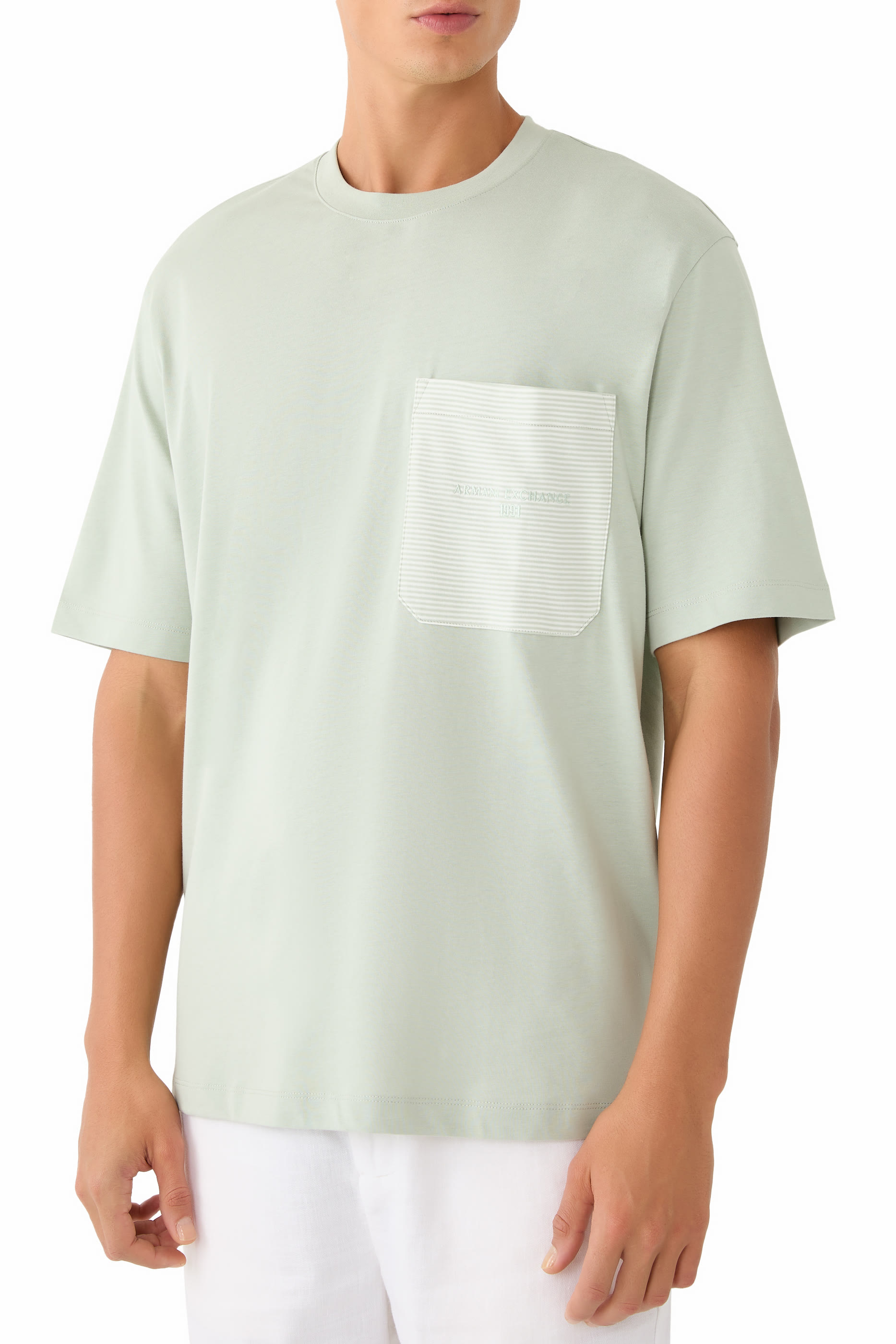 تيشيرت مخطط بجيب جانبي وأكمام قصيرة مزين بشعار الماركة 