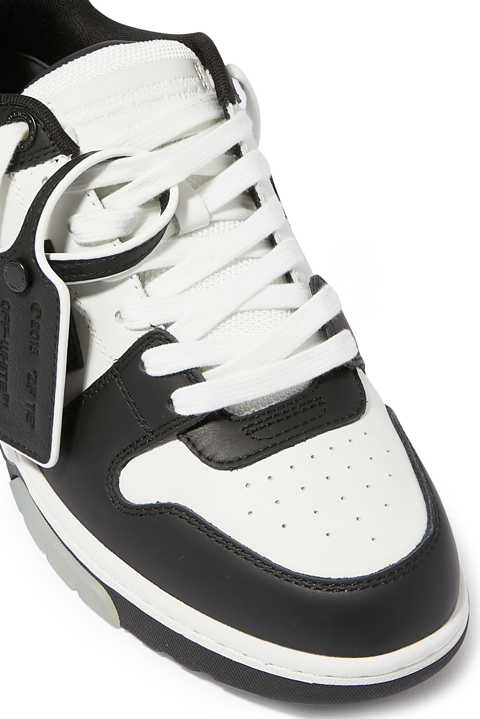 سنيكرز أوت أوف أوفيس جلد