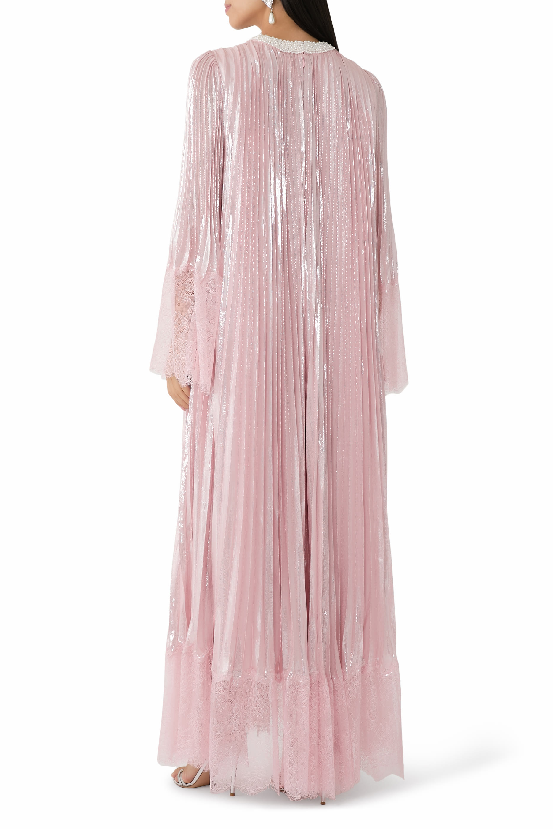 فستان طويل مرصع باللؤلؤ الامع