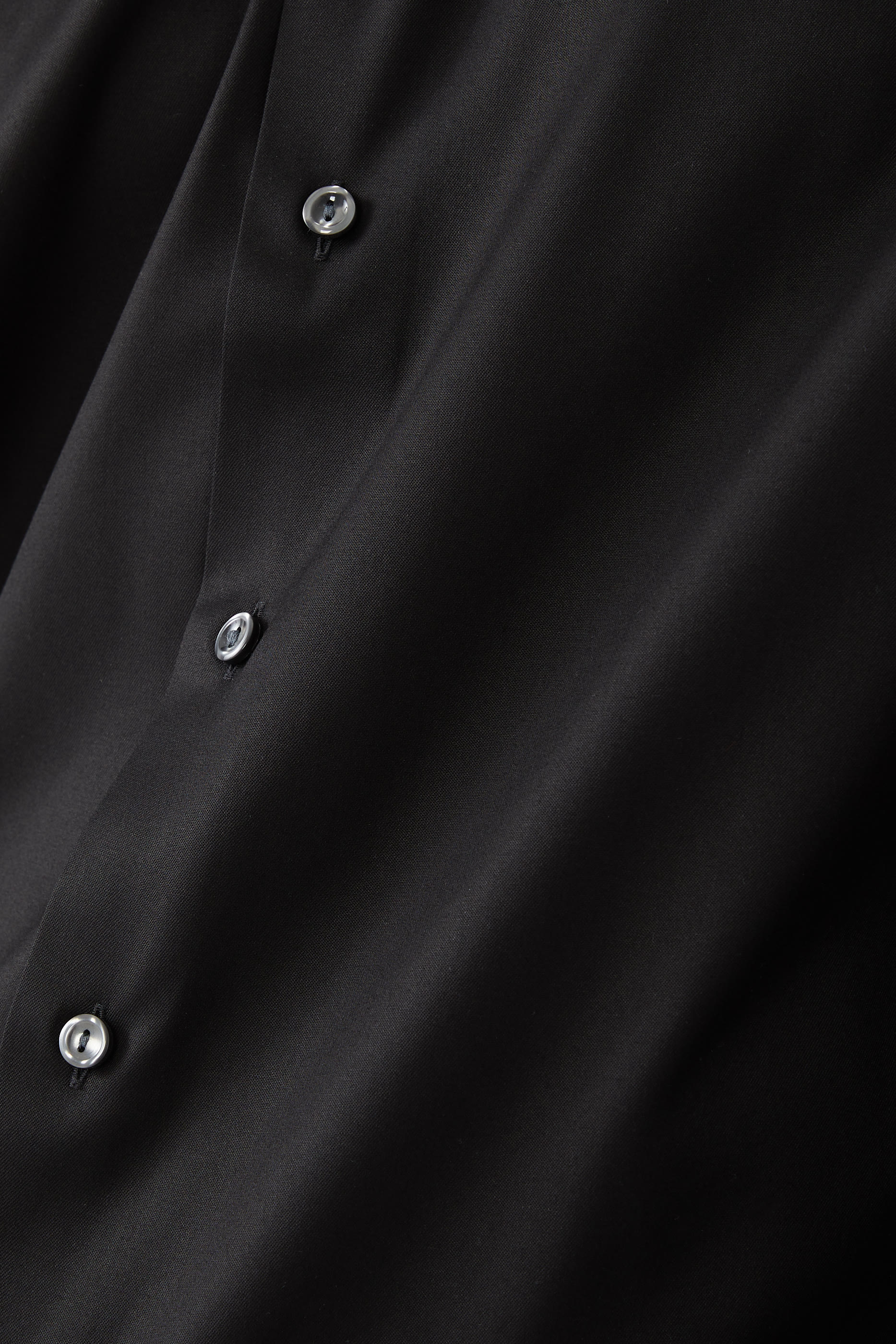 قميص سادة تويل مميز للماركة