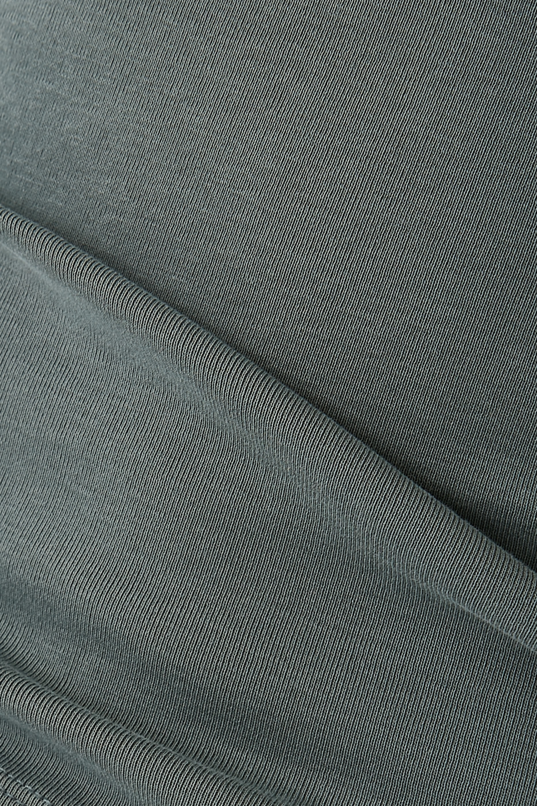 بلوزة  بياقة واسعة بدون اكمام بقصة ضيقة قطن عضوي