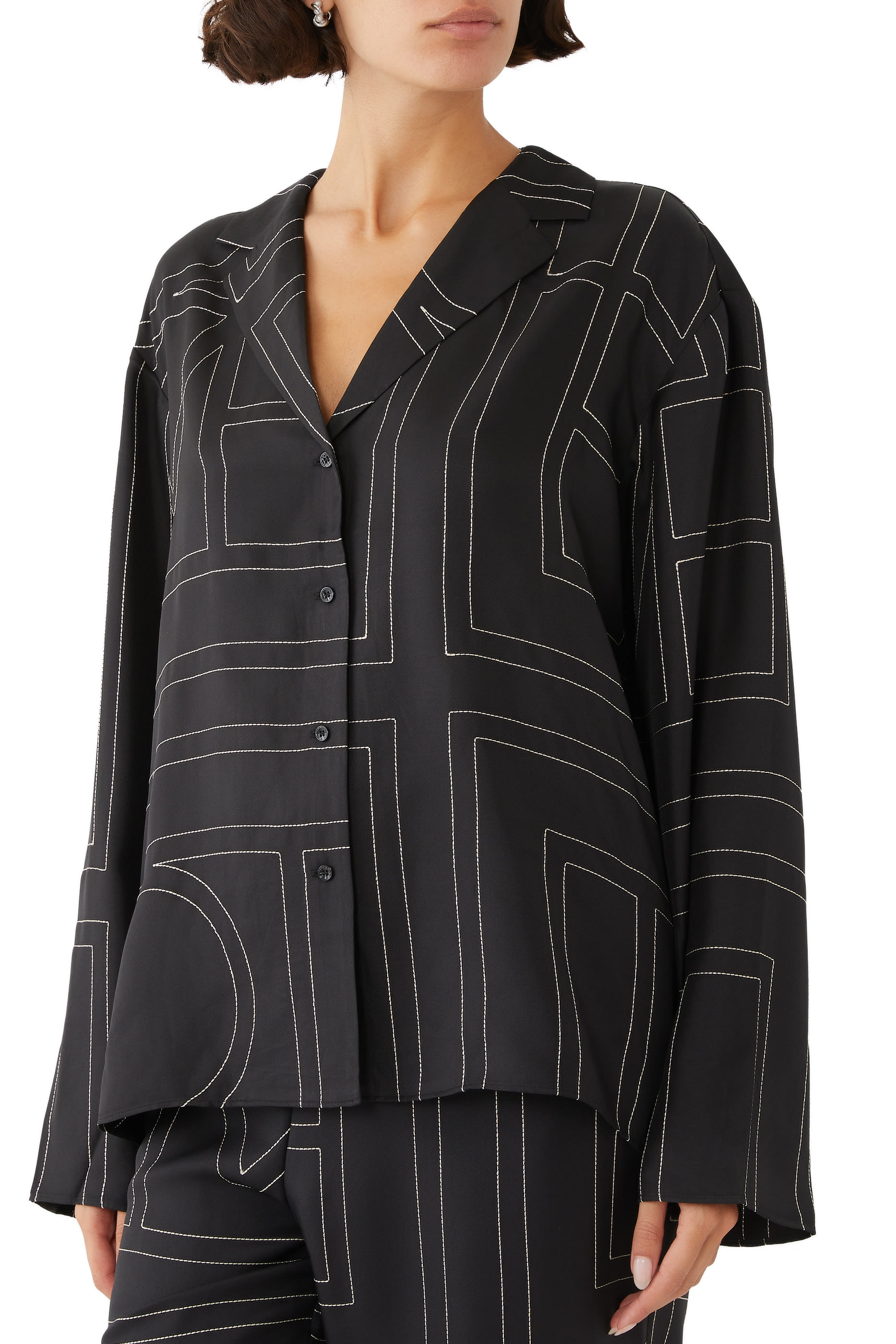 بلوزة بيجامة حرير بنقشة حروف شعار الماركة