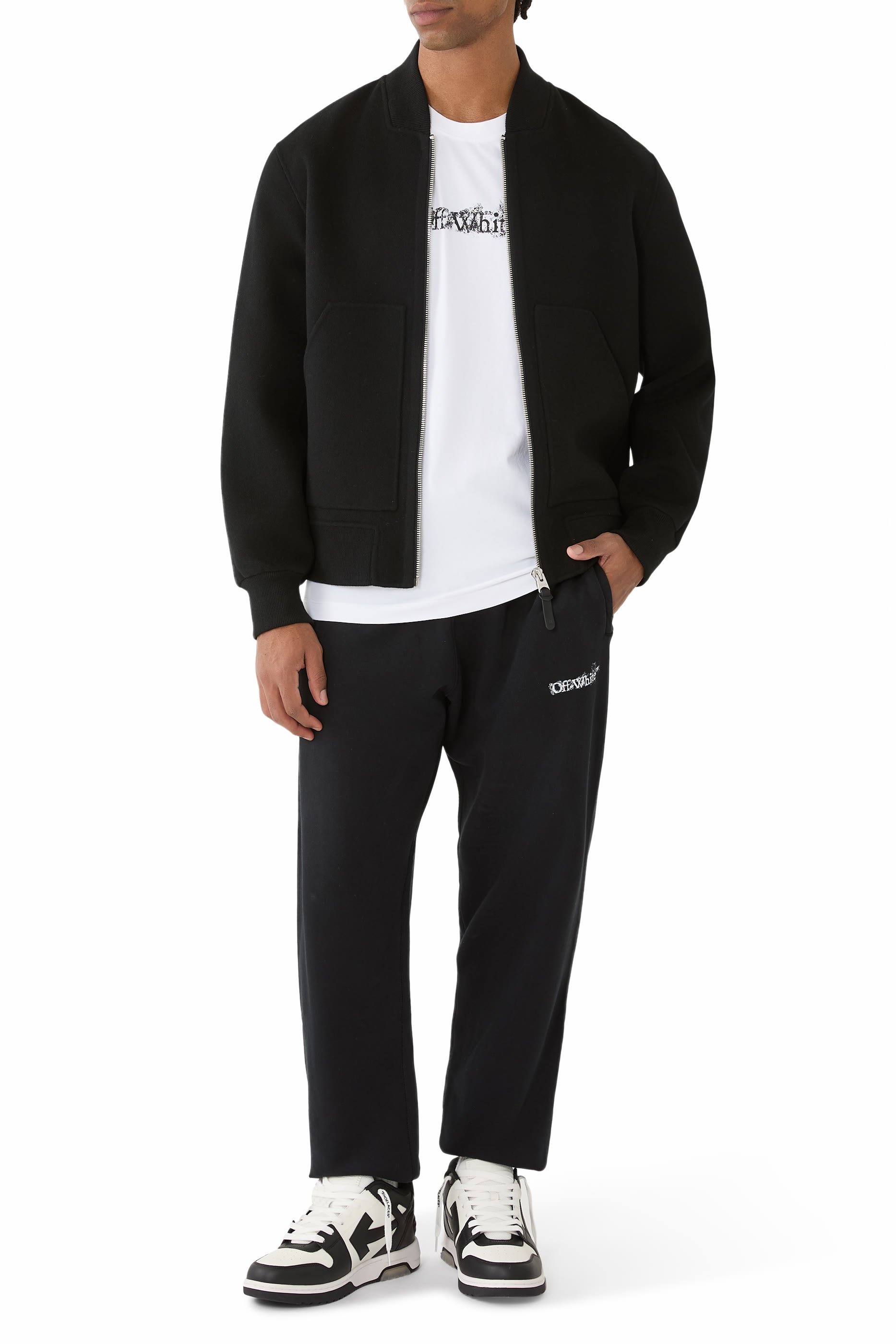 تيشيرت بقصة ضيقة وشعار الماركة