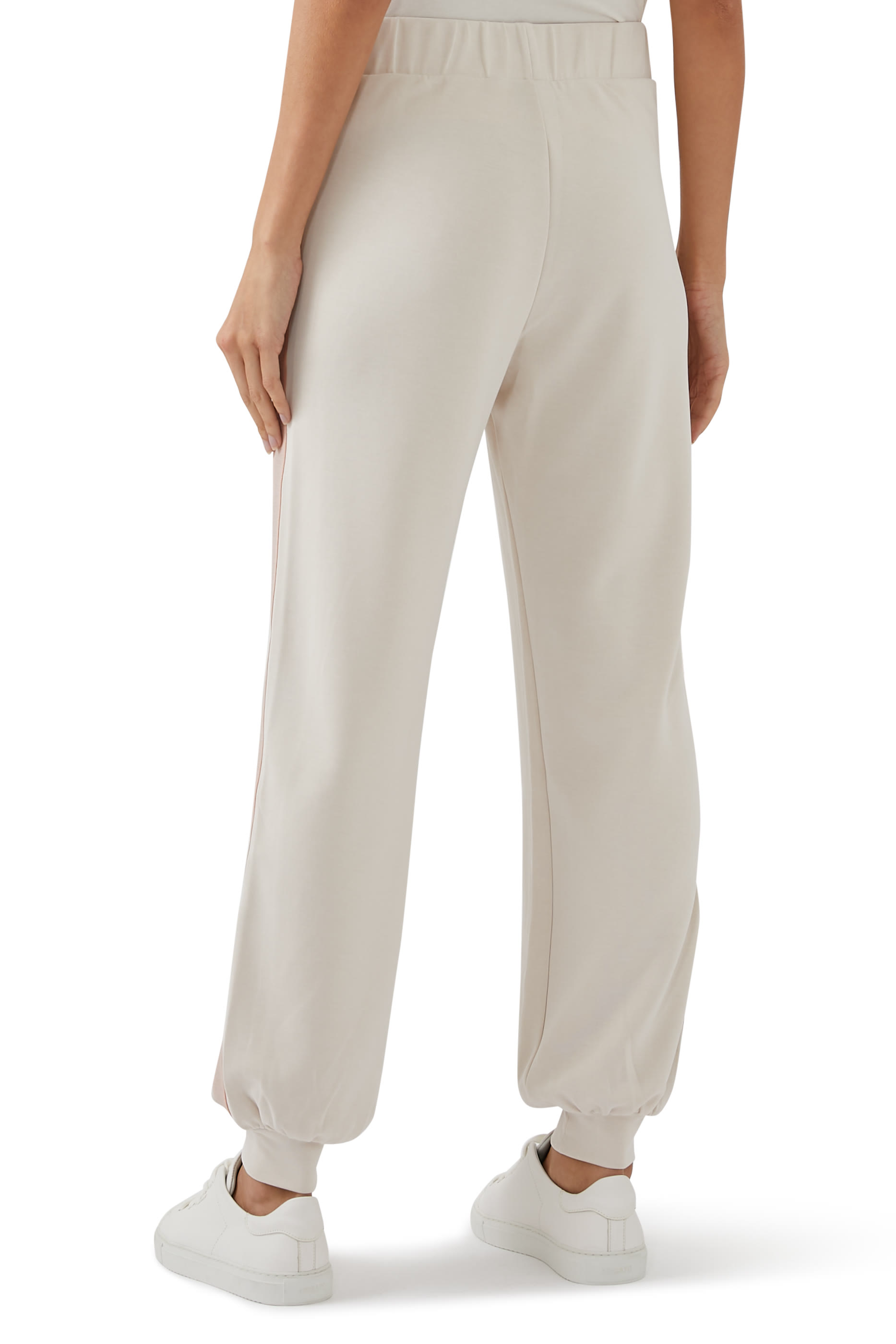 بنطال رياضي بجيوب جانبية وشعار الماركة