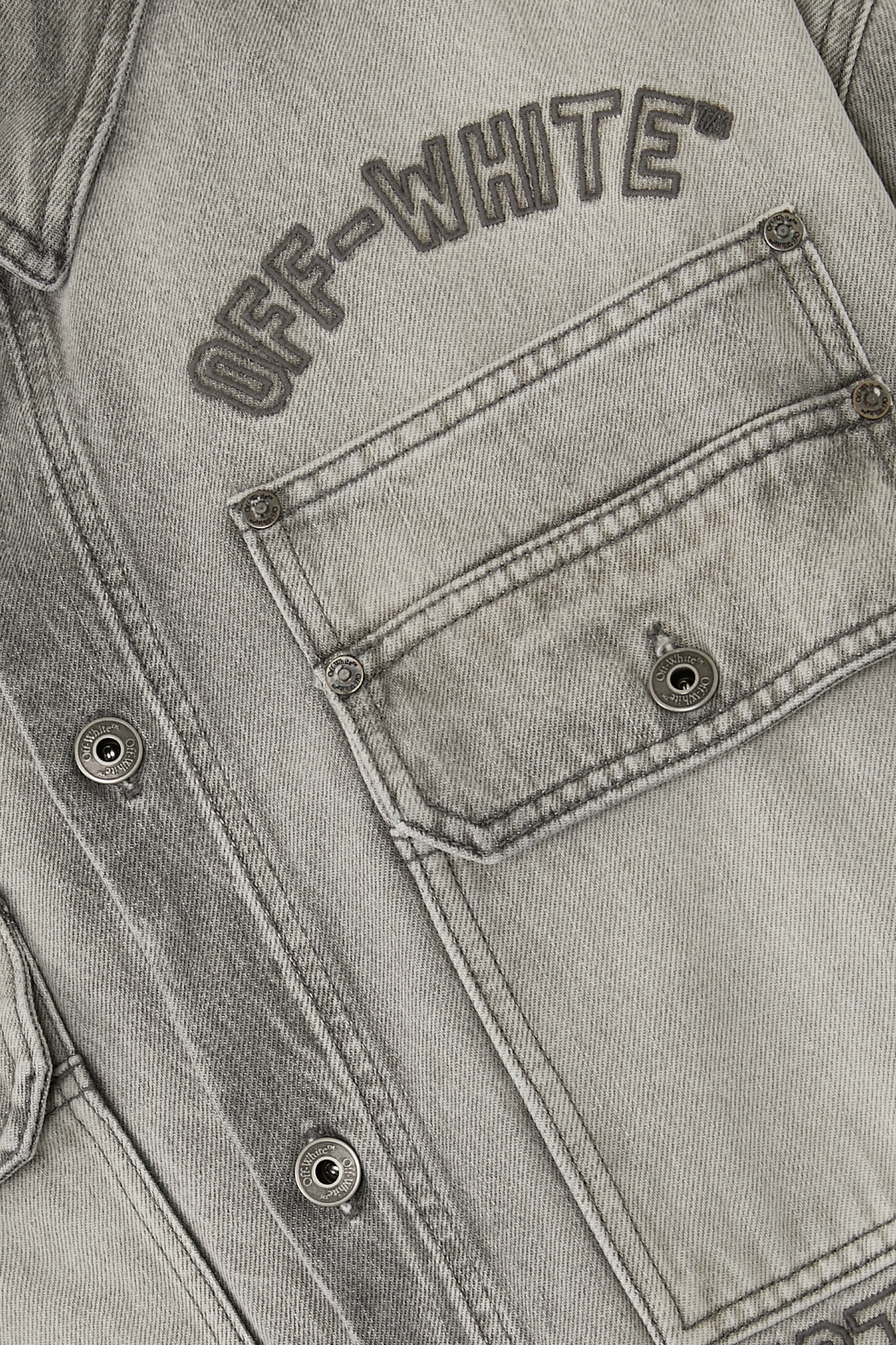 قميص بنمط جاكيت بتصميم عسكري بخطوط مائلة وتطريزات دنيم