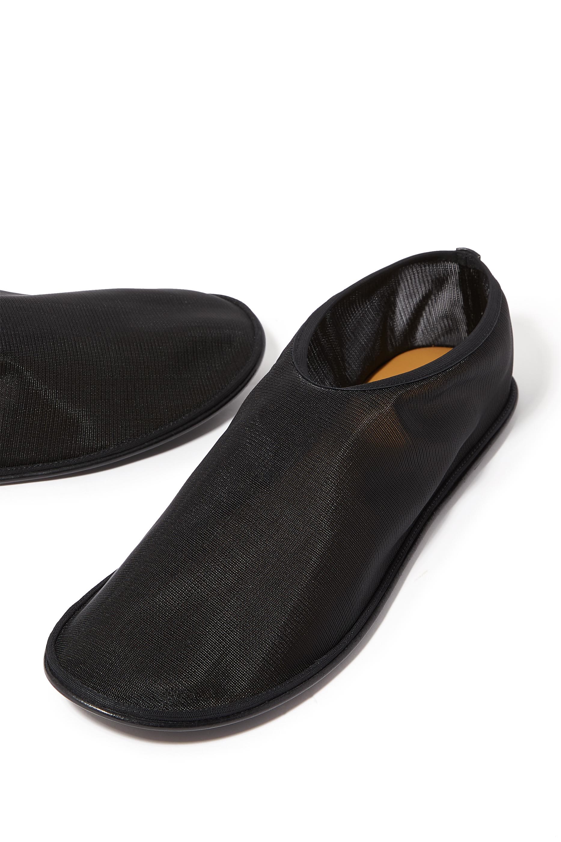 حذاء بتصميم جورب نايلون