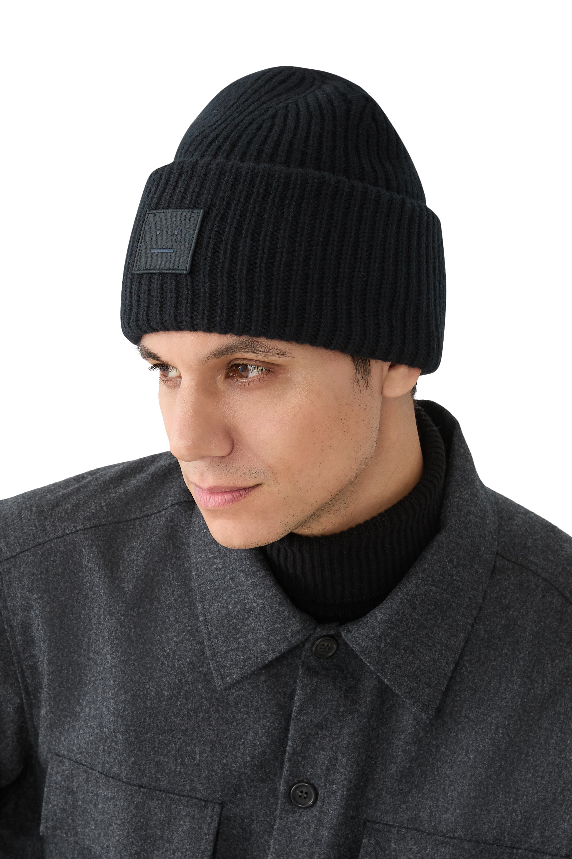 قبعة بيني برقعة كبيرة مطرزة بشعار وجه