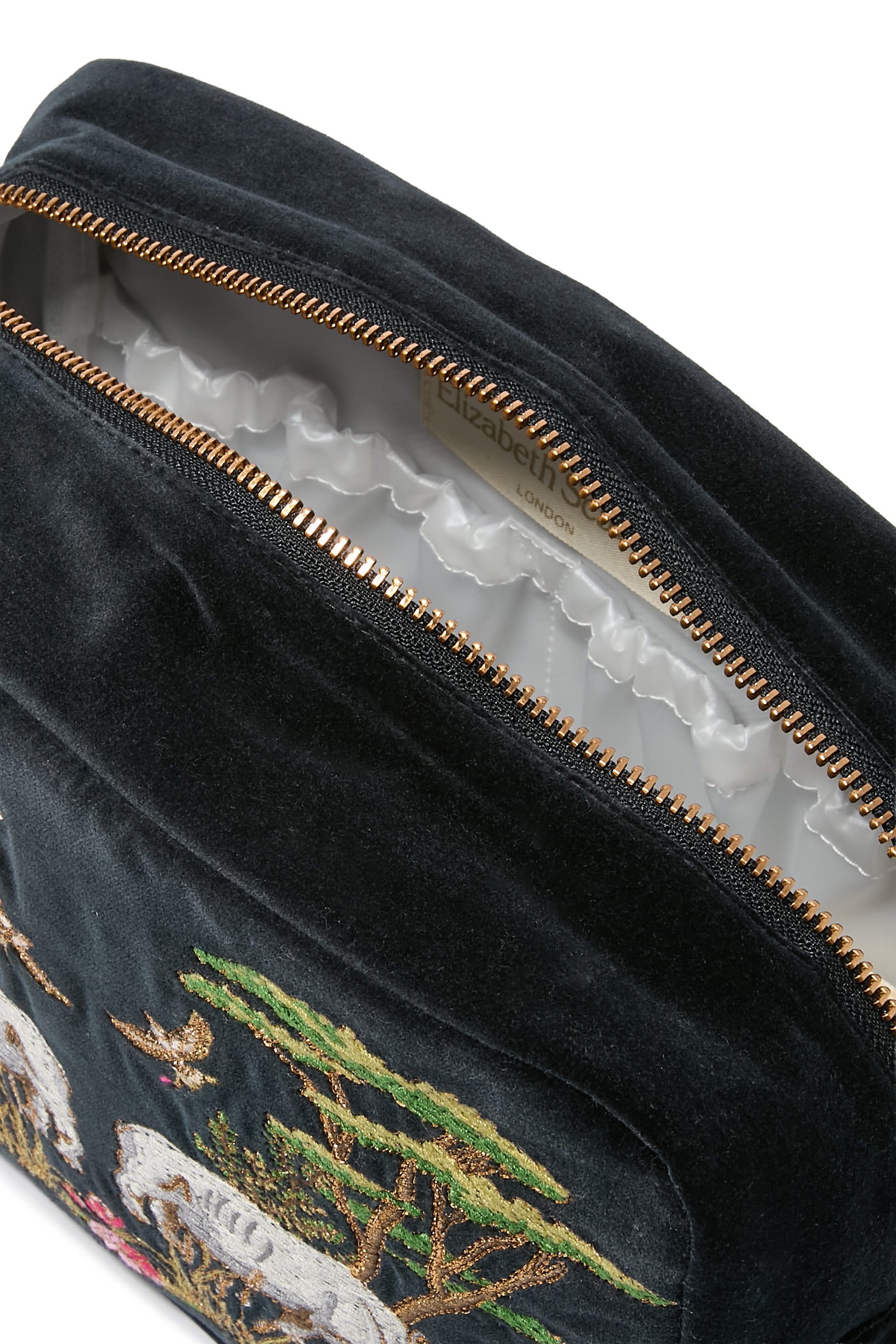 حقيبة مكياج بتطريزات بتصميم وحيد قرن بري