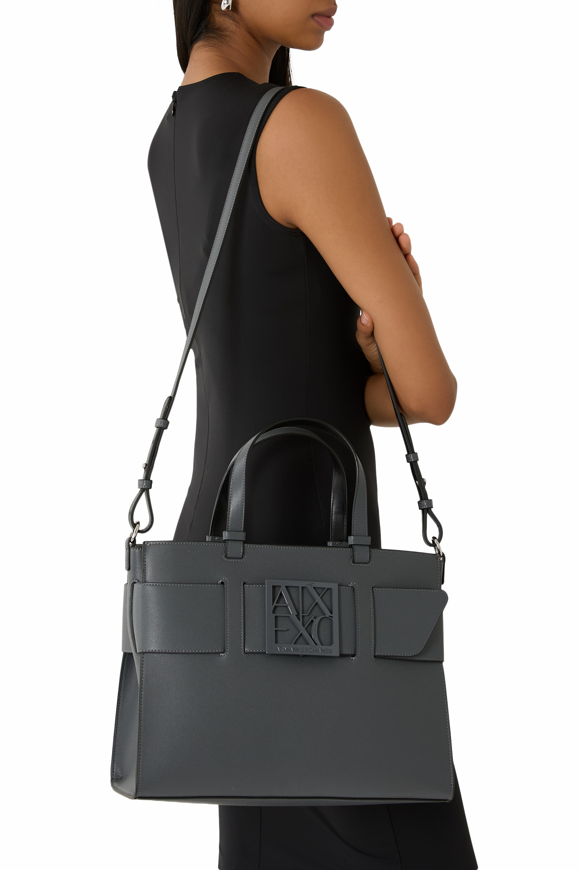 حقيبة يد كبيرة بحلية شعار الماركة