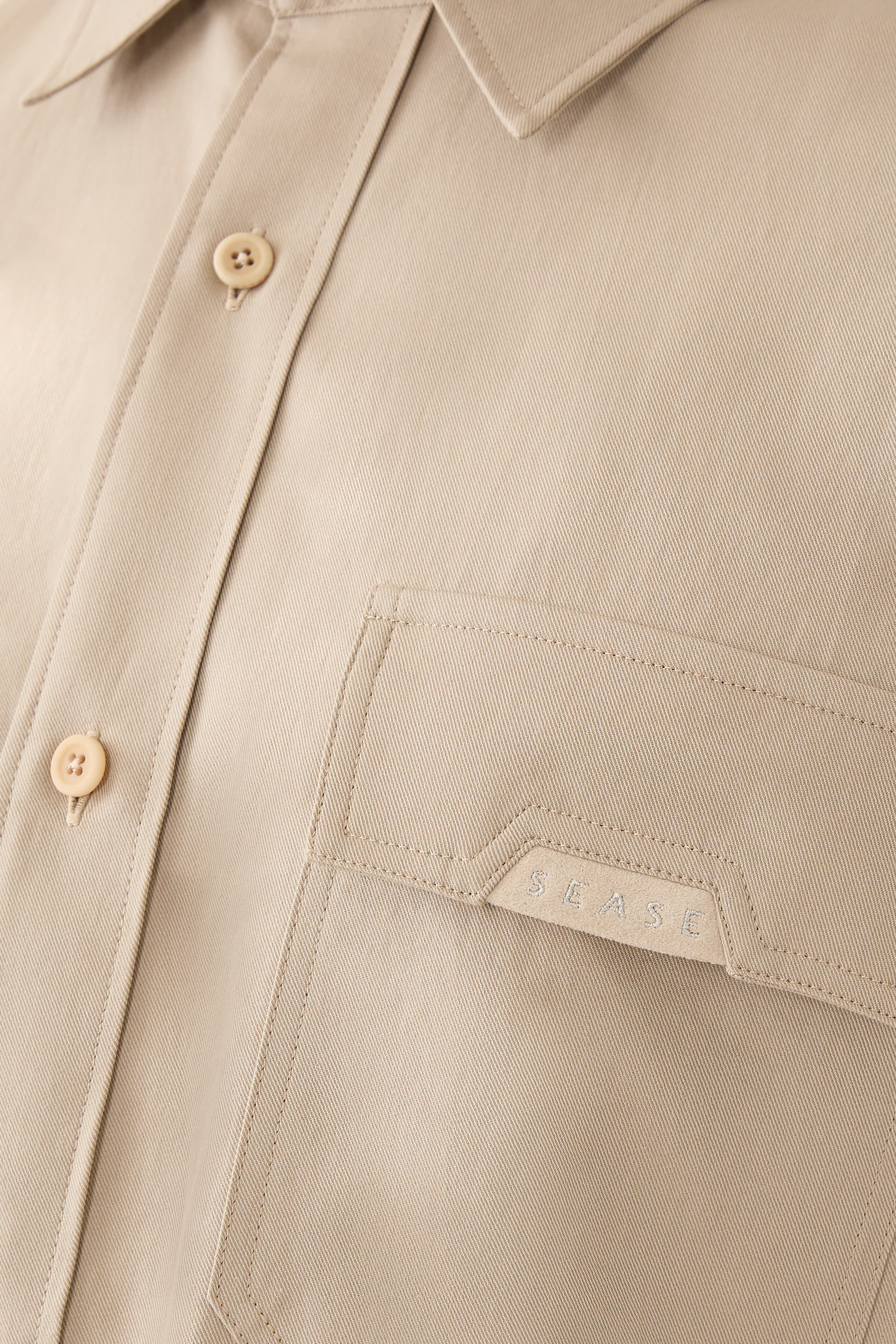 قميص بتصميم عسكري