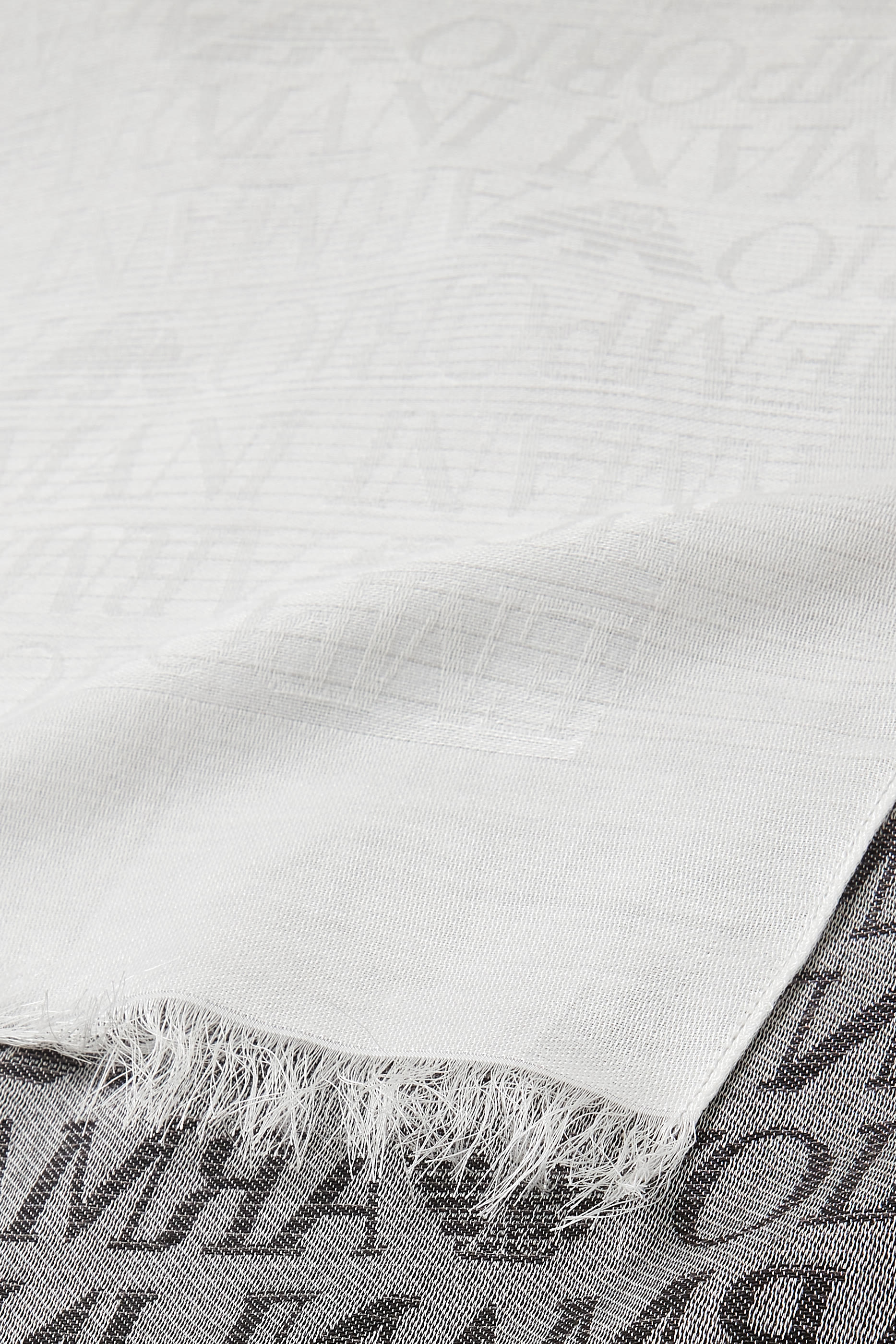 وشاح بلون متدرج بشعار الماركة