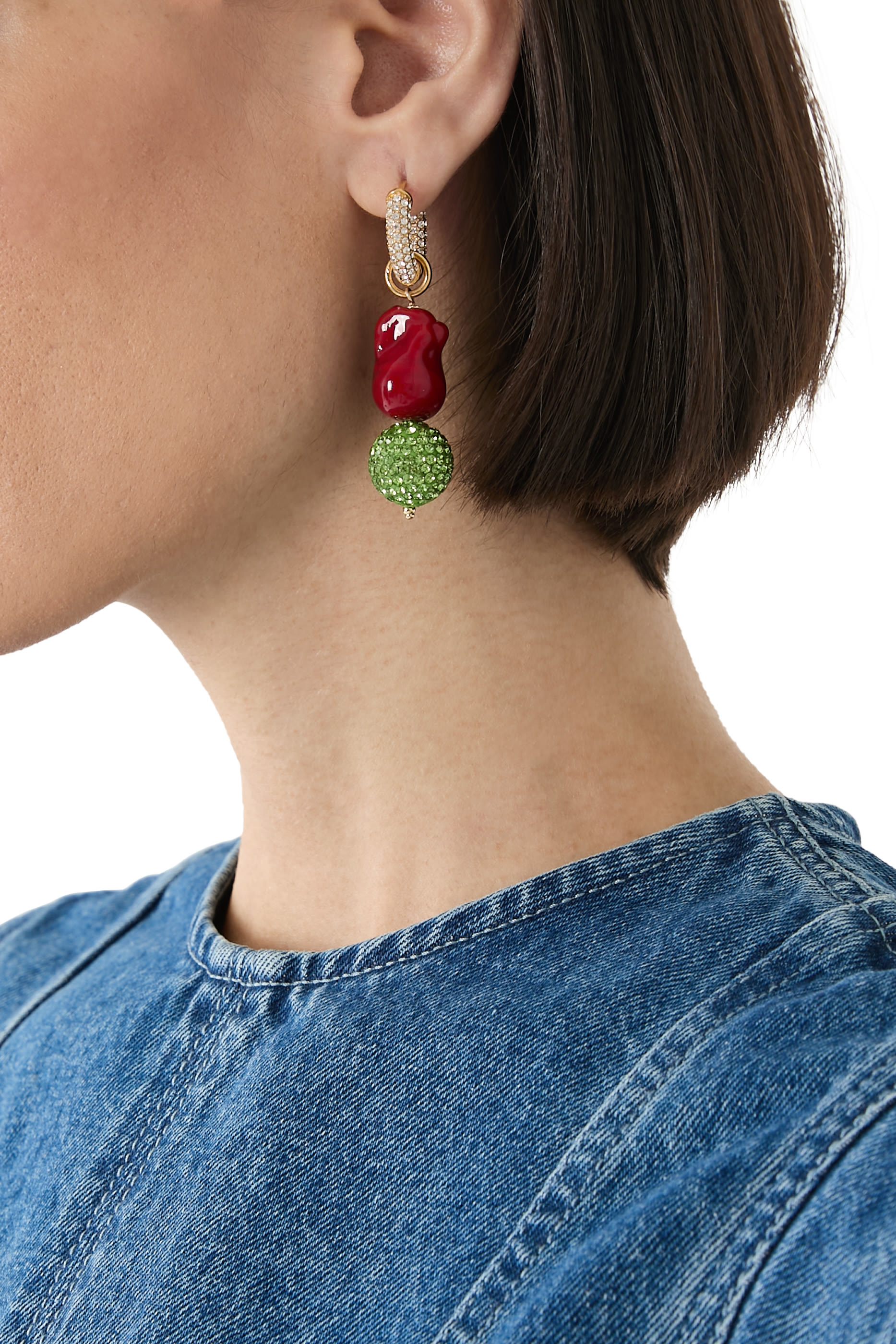 أقراط هاجي بتصميم غير متماثل مزينة بلؤلؤن نحاس مطلي بذهب عيار 24