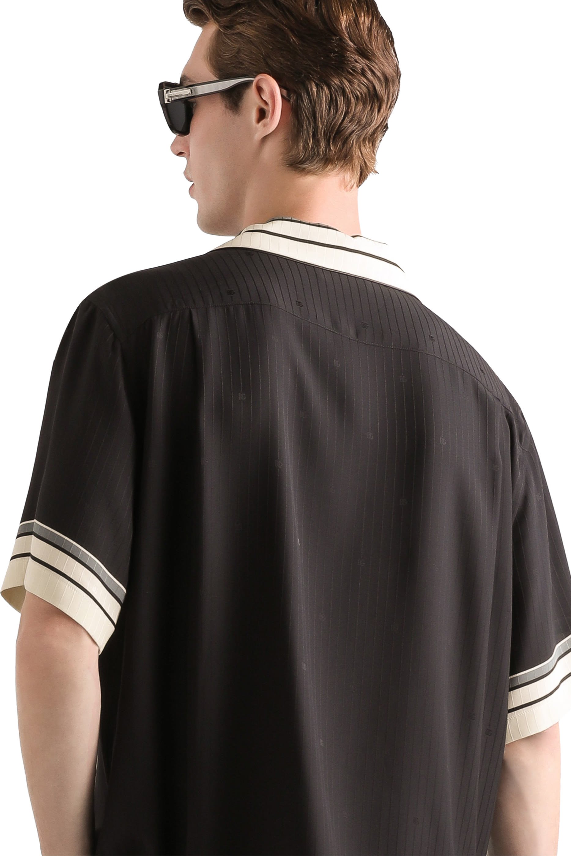 قميص هاواي بنقشة خطوط وشعار الماركة